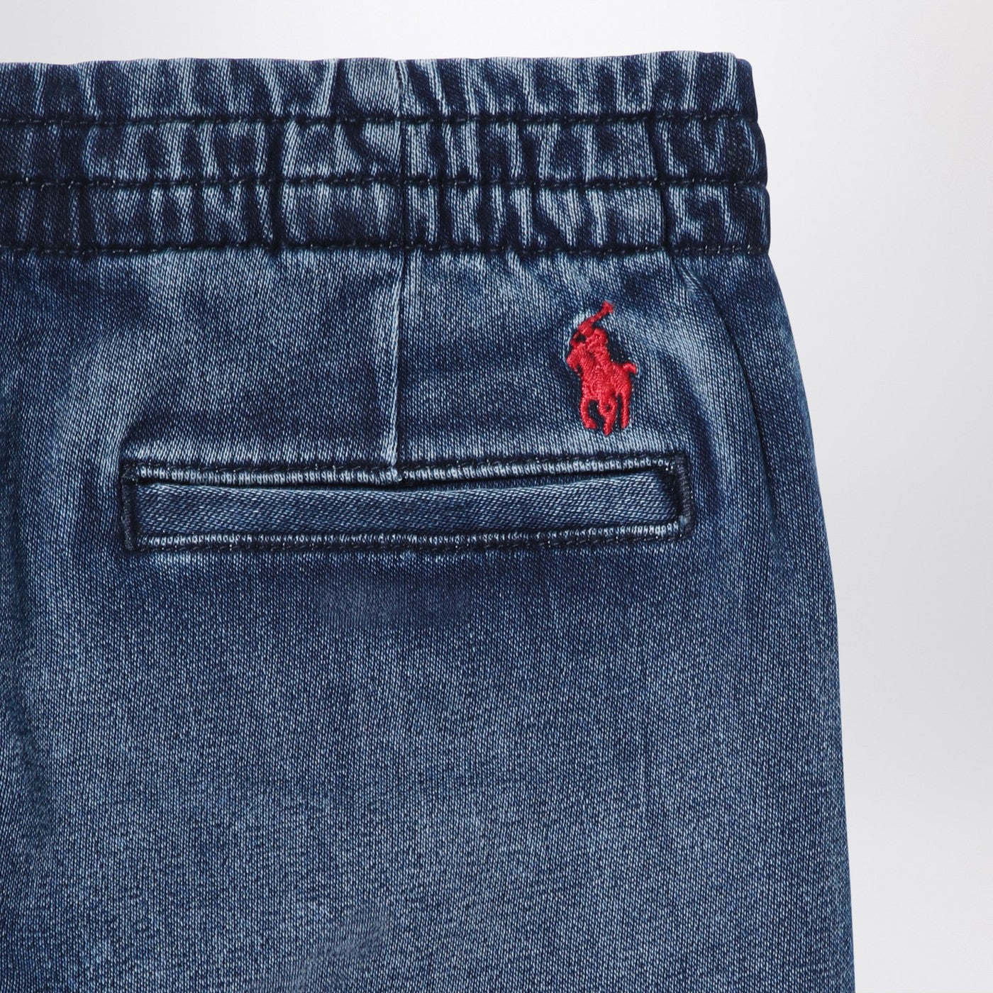 Blau ausgewaschene Denim-Jeans