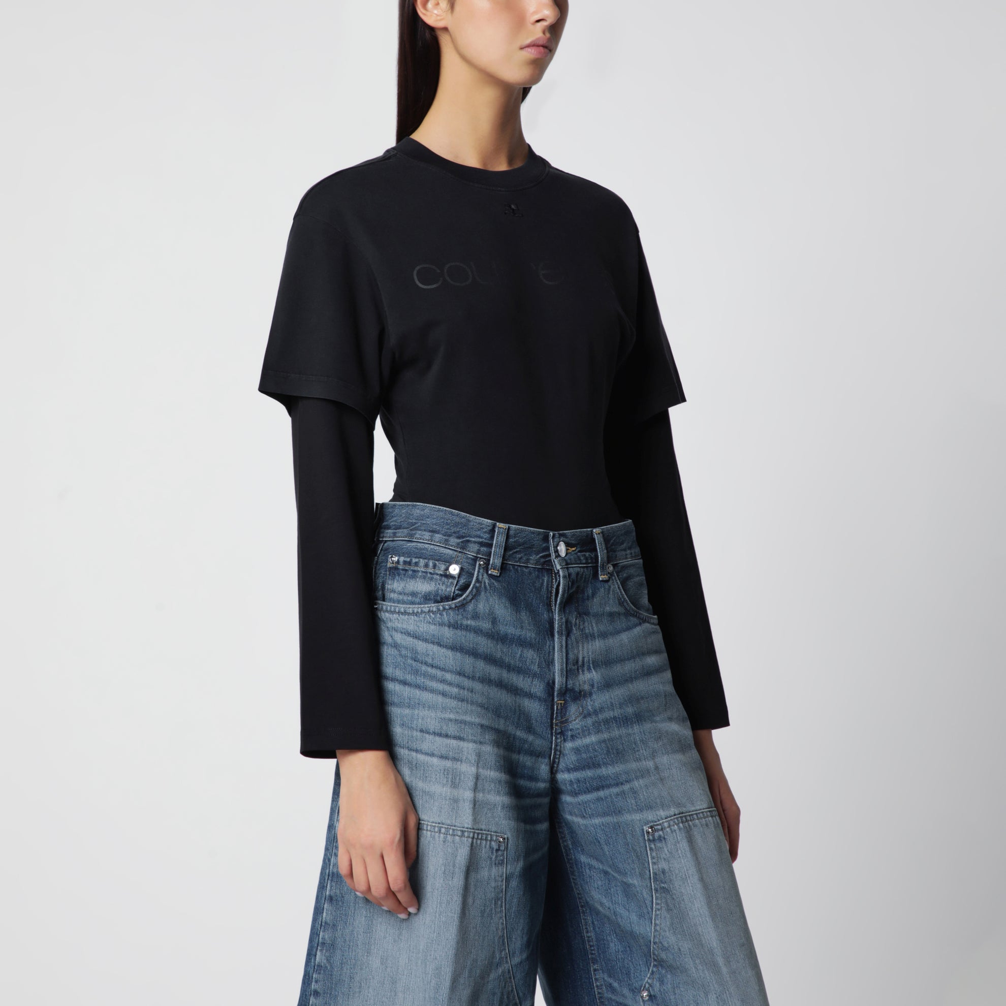 T-shirt nera con doppia manica