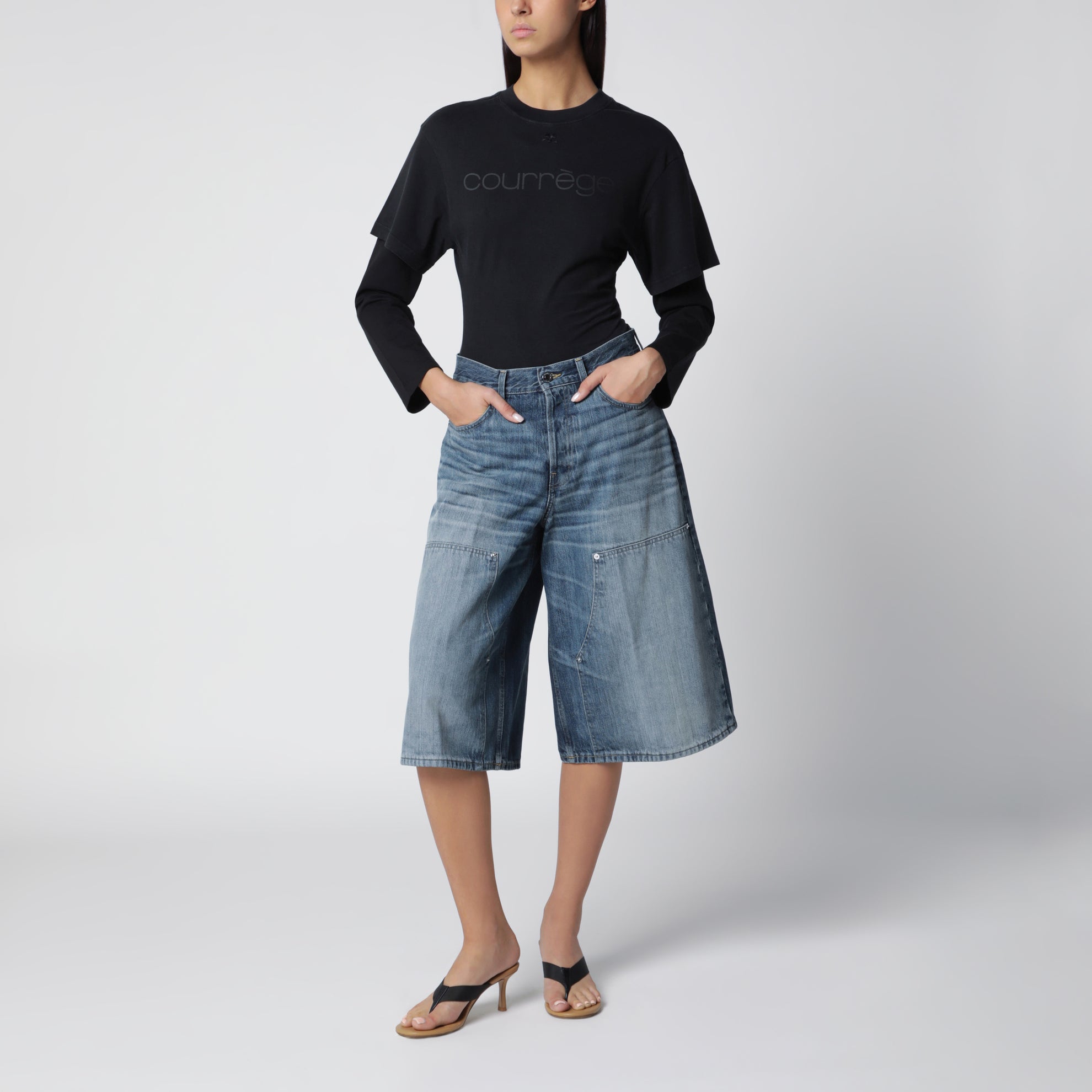 T-shirt nera con doppia manica