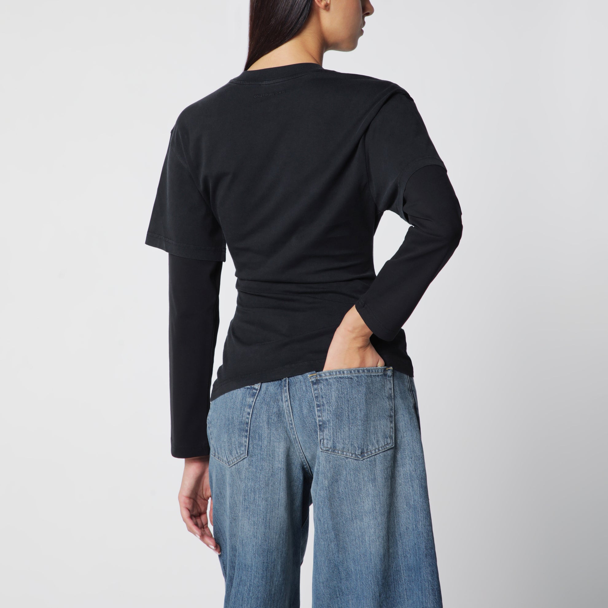 T-shirt nera con doppia manica