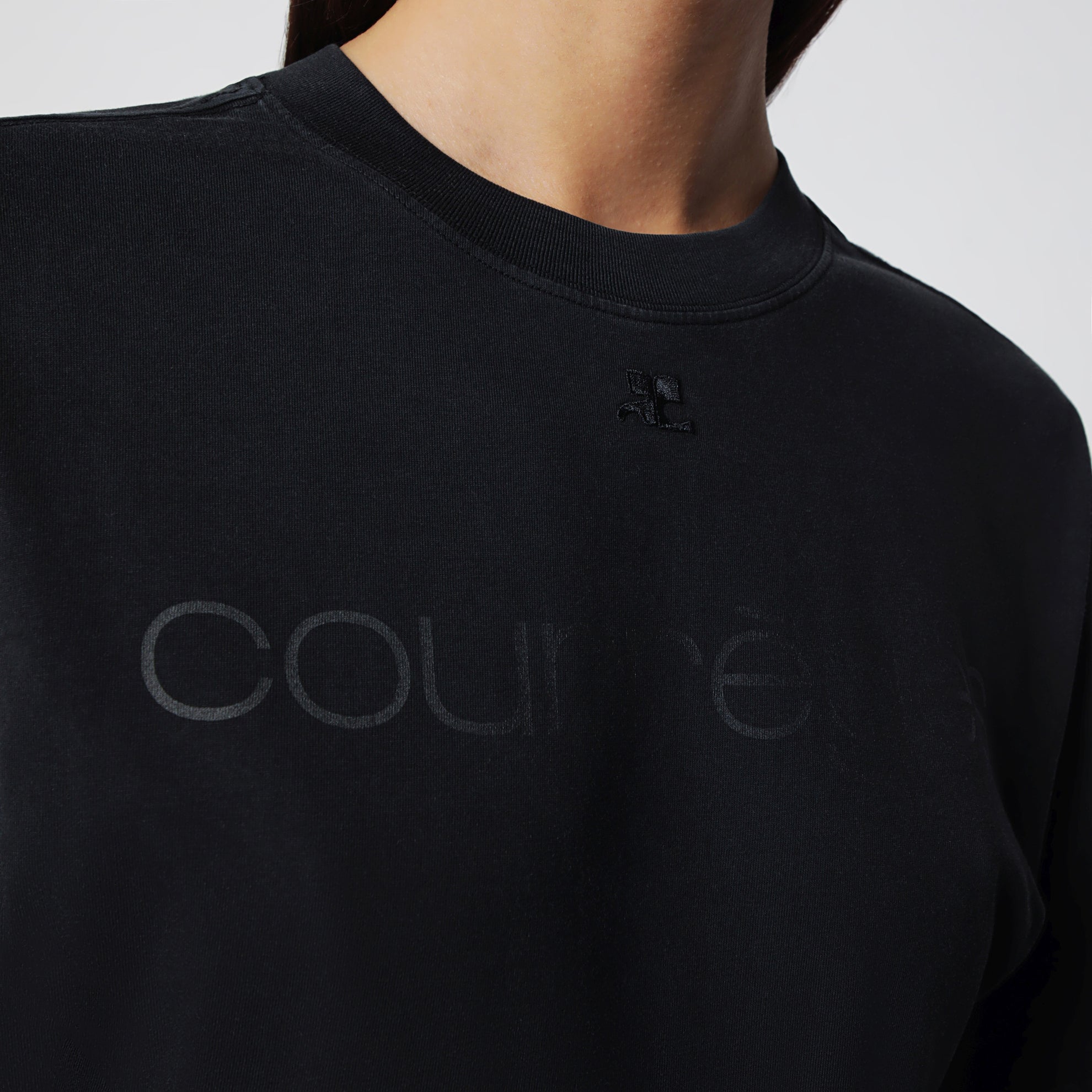 T-shirt nera con doppia manica