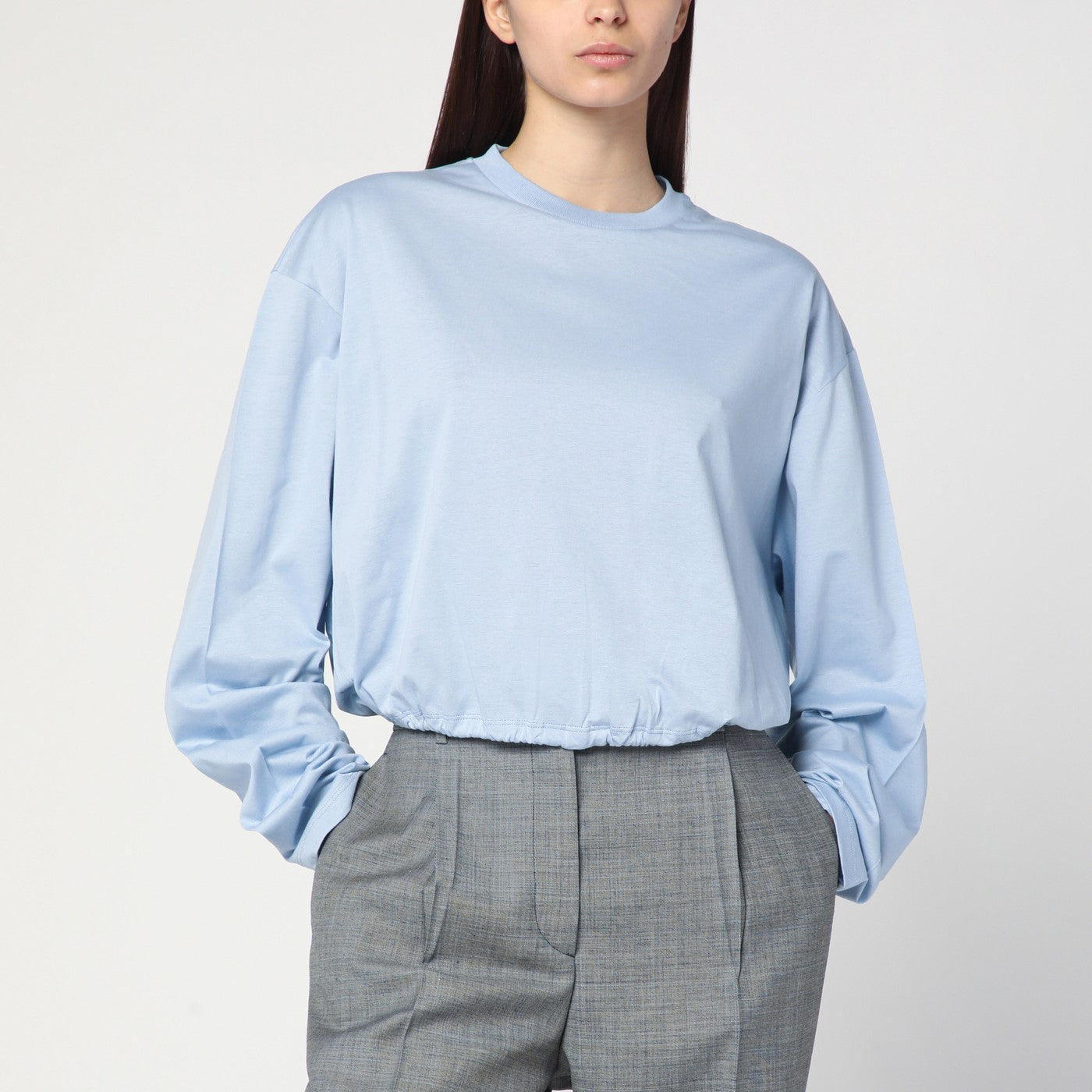 Maglia celeste con orlo elasticizzato
