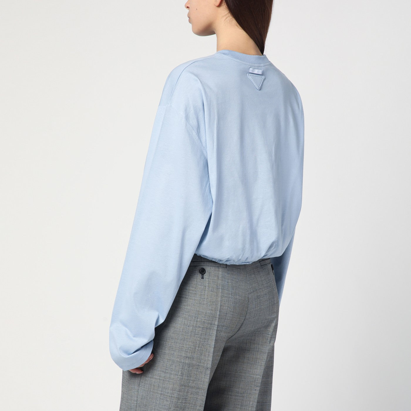 Maglia celeste con orlo elasticizzato