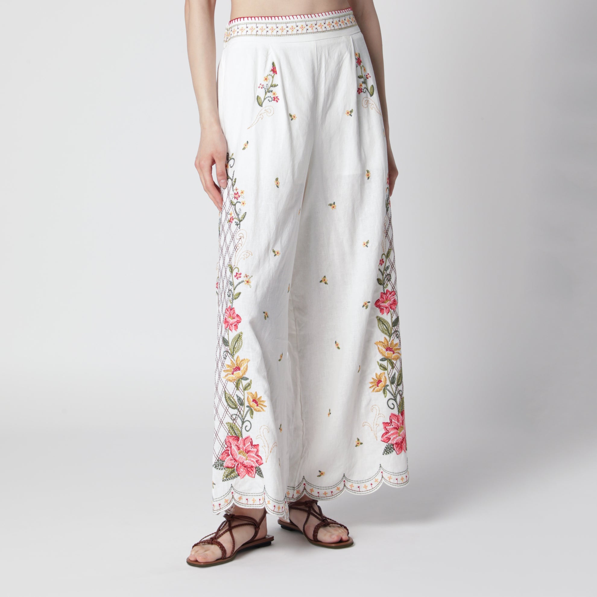 Pantaloni in misto lino con ricamo floreale