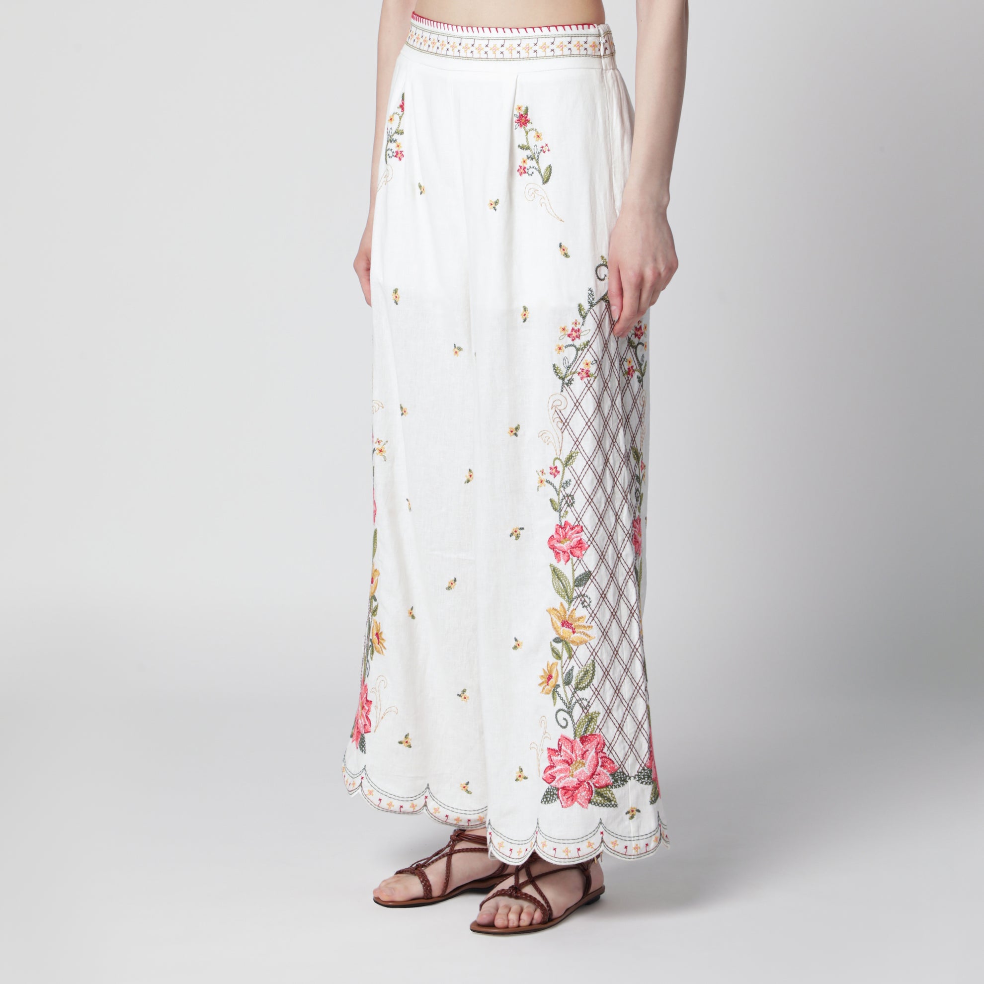 Pantaloni in misto lino con ricamo floreale