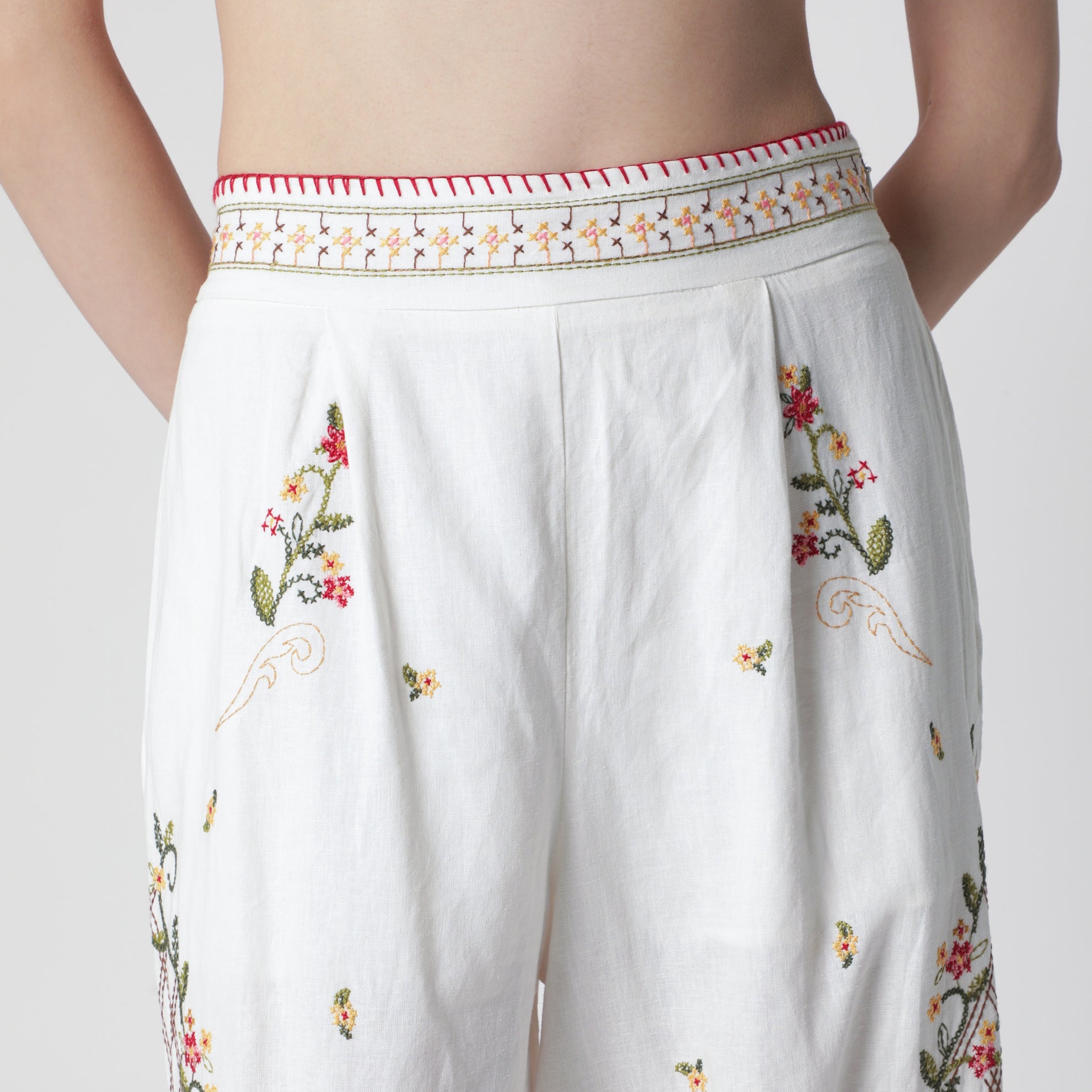 Pantaloni in misto lino con ricamo floreale