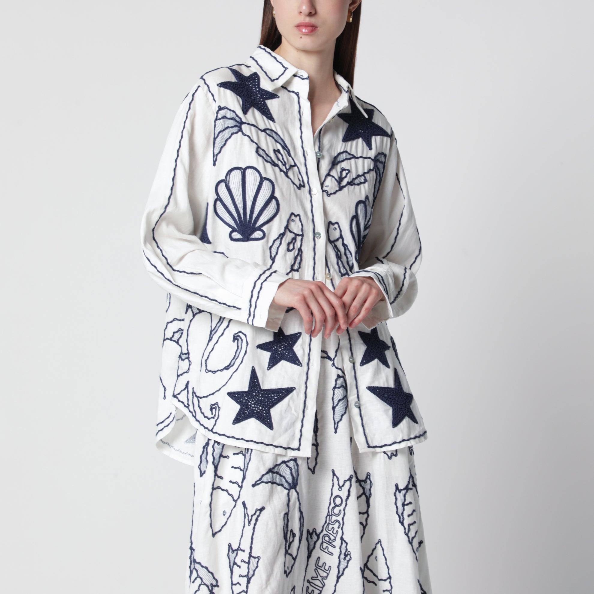 Camicia con ricami marini
