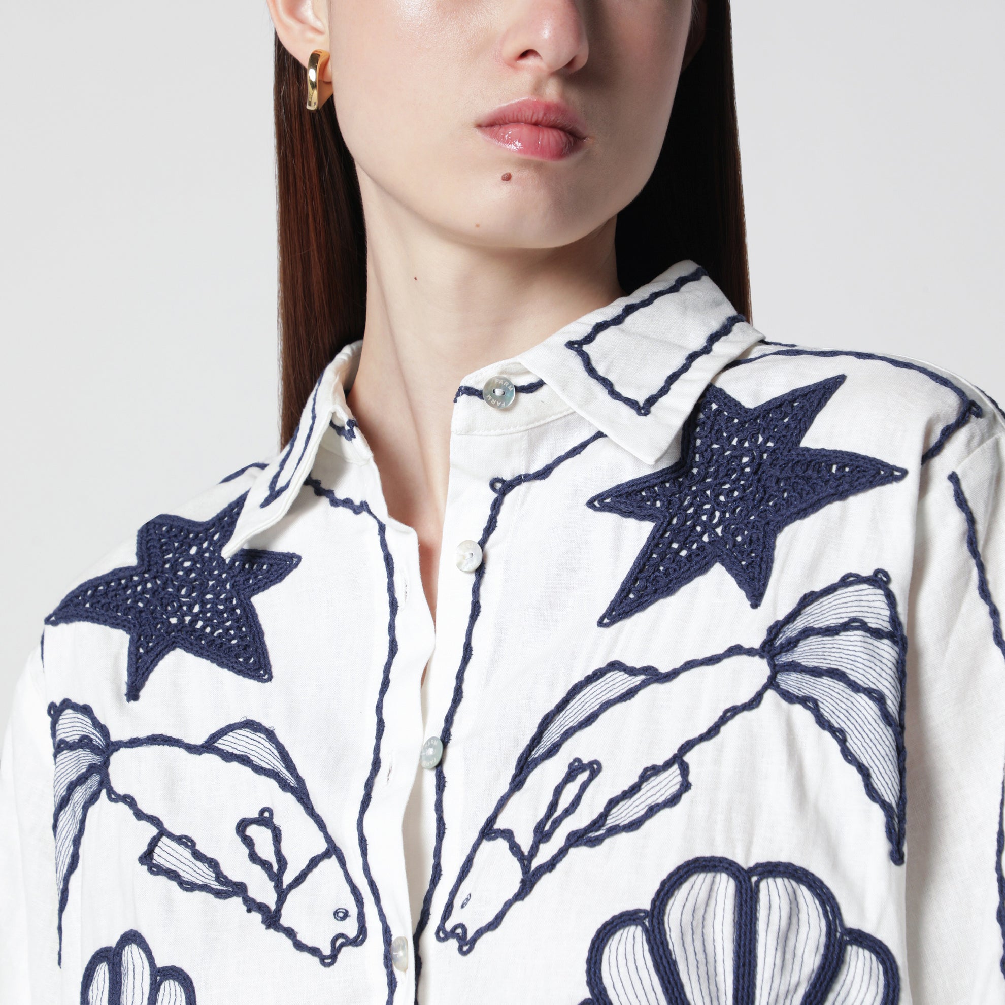 Camicia con ricami marini