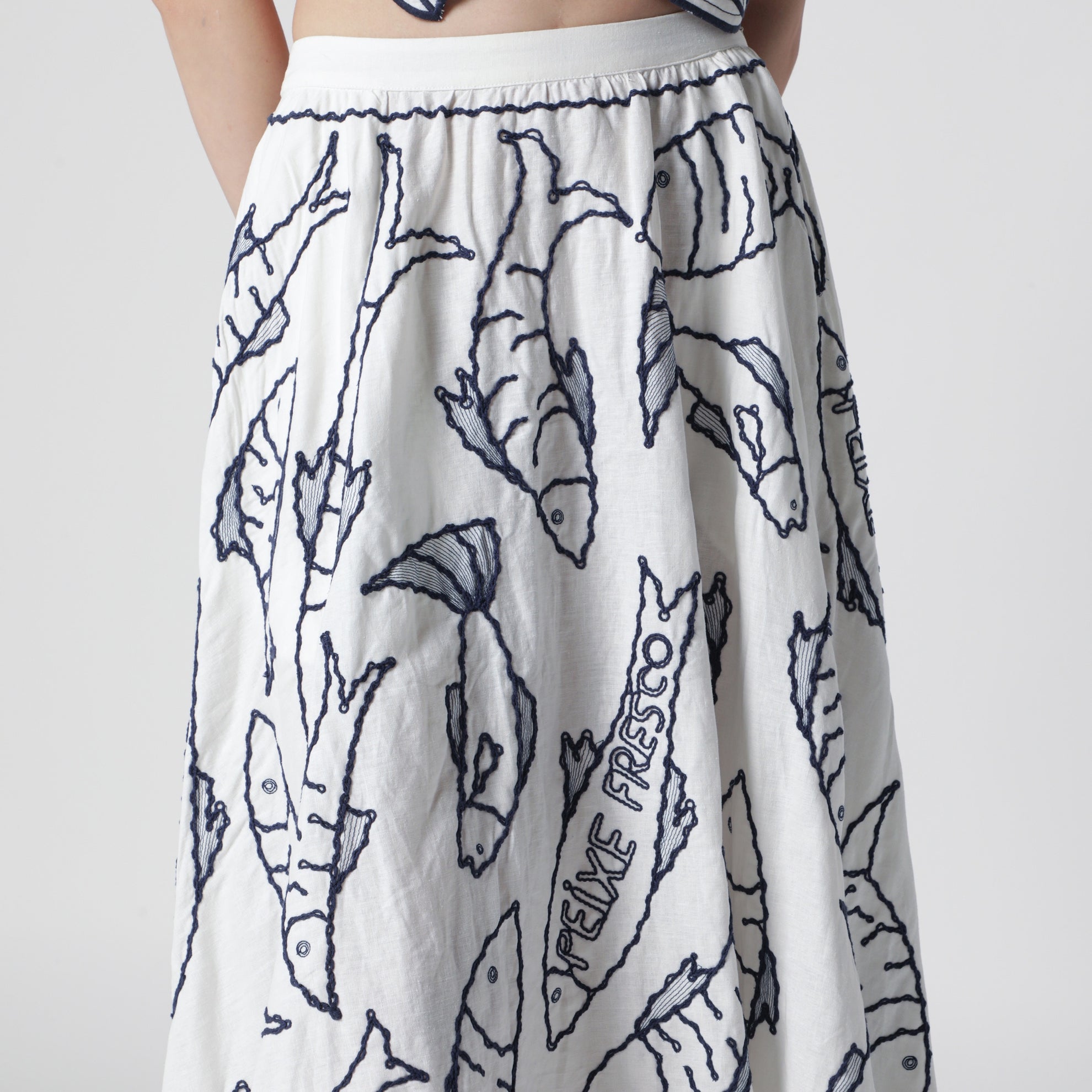 Jupe midi avec broderies marines