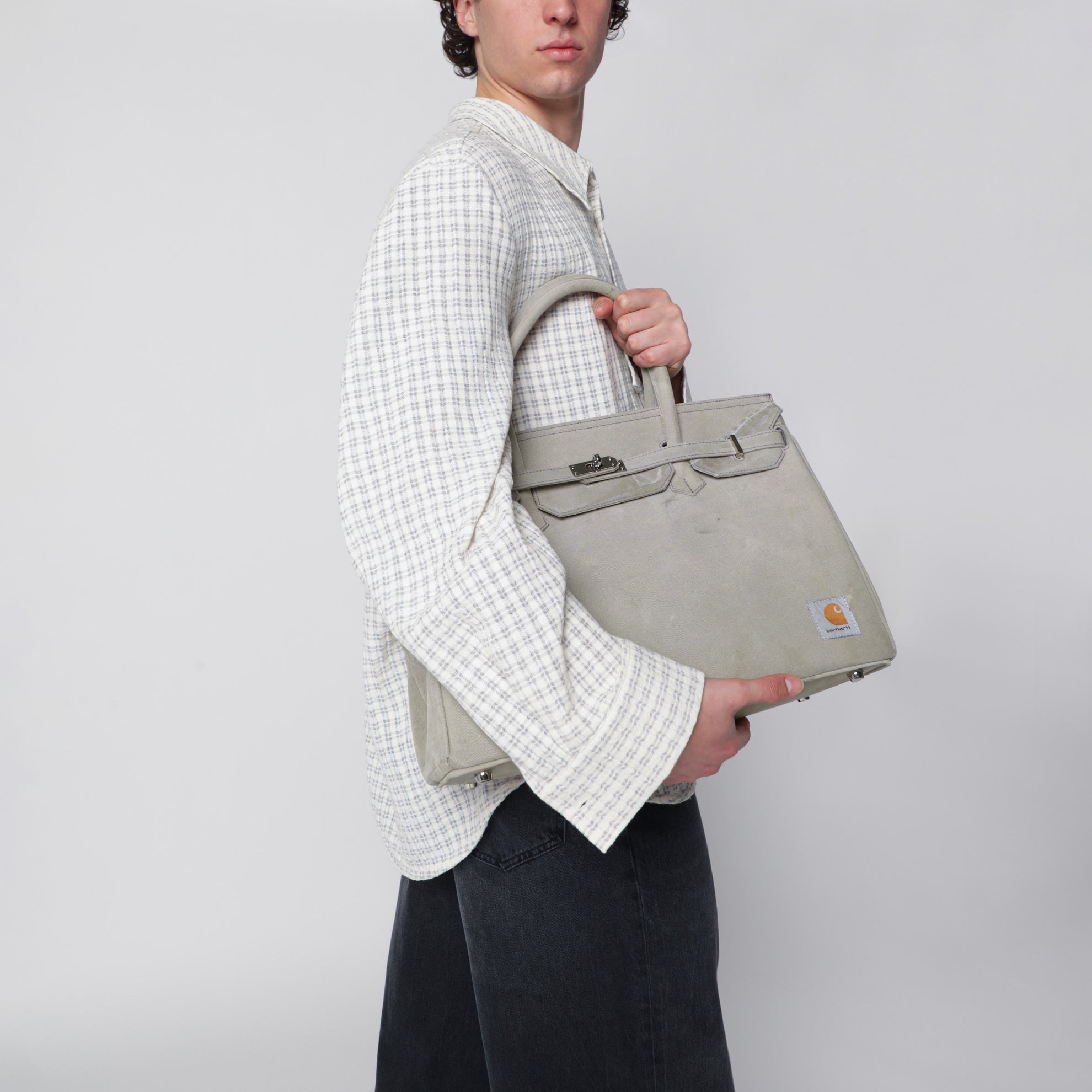 Graue Tasche aus recyceltem Vintage-Carhartt-Stoff