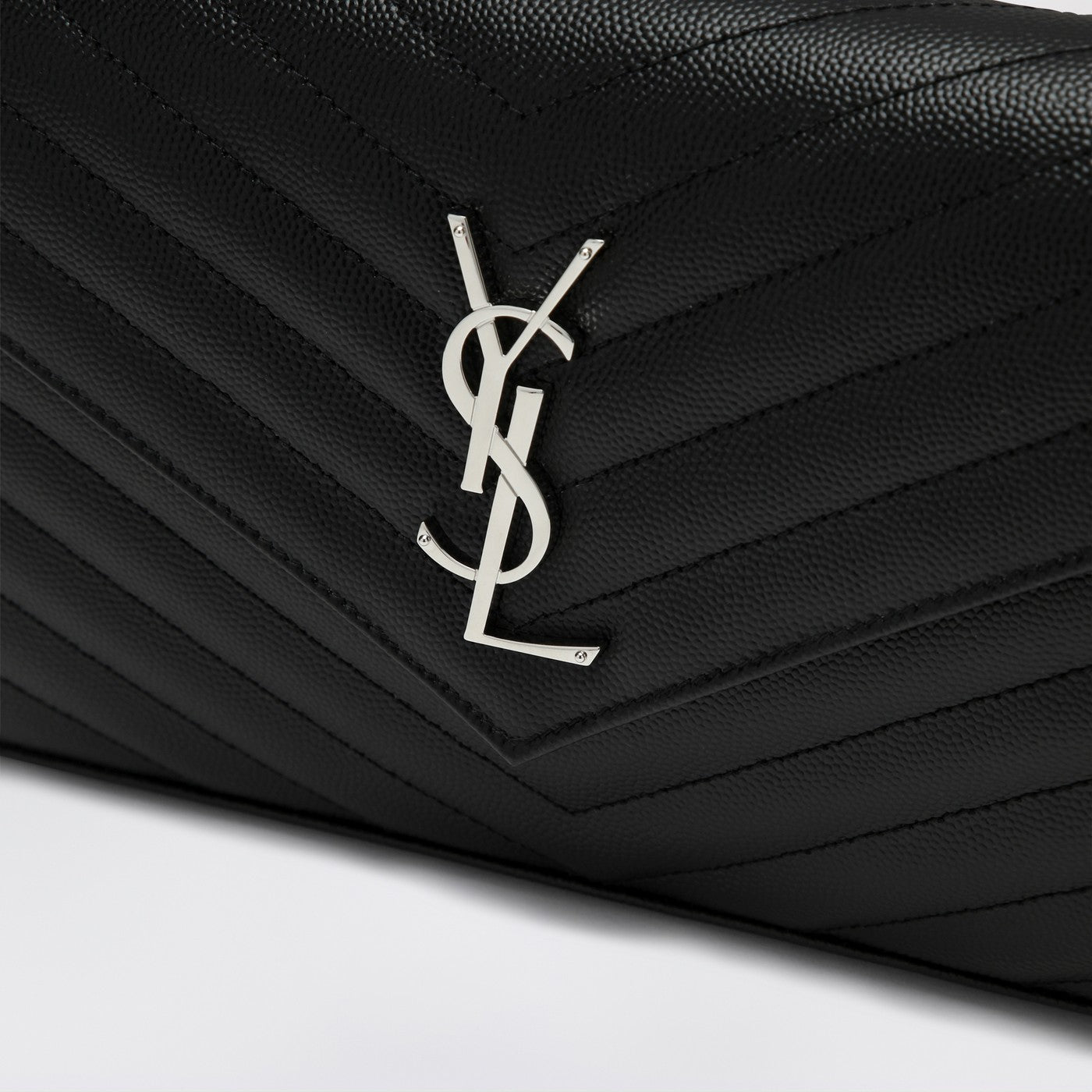 Pochette avec chaîne Cassandre noire