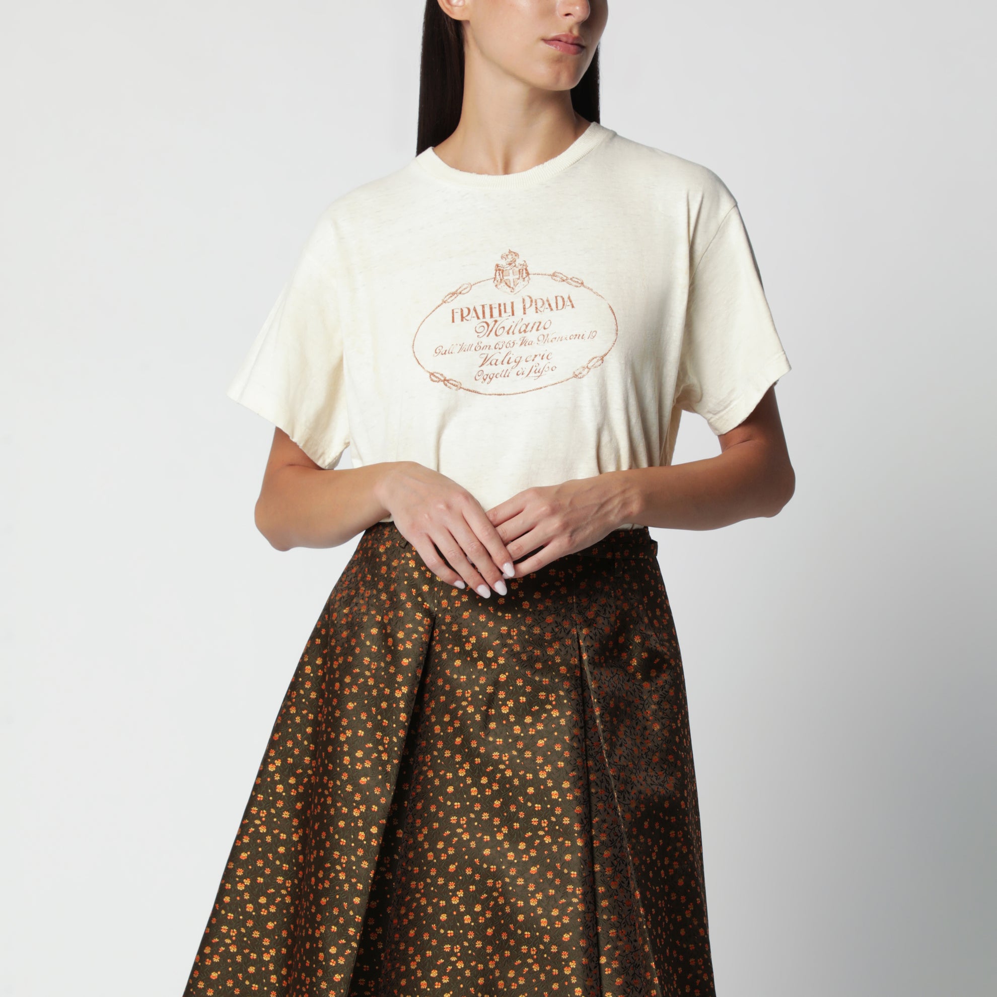 Elfenbeinfarbenes T-Shirt mit Logoprint