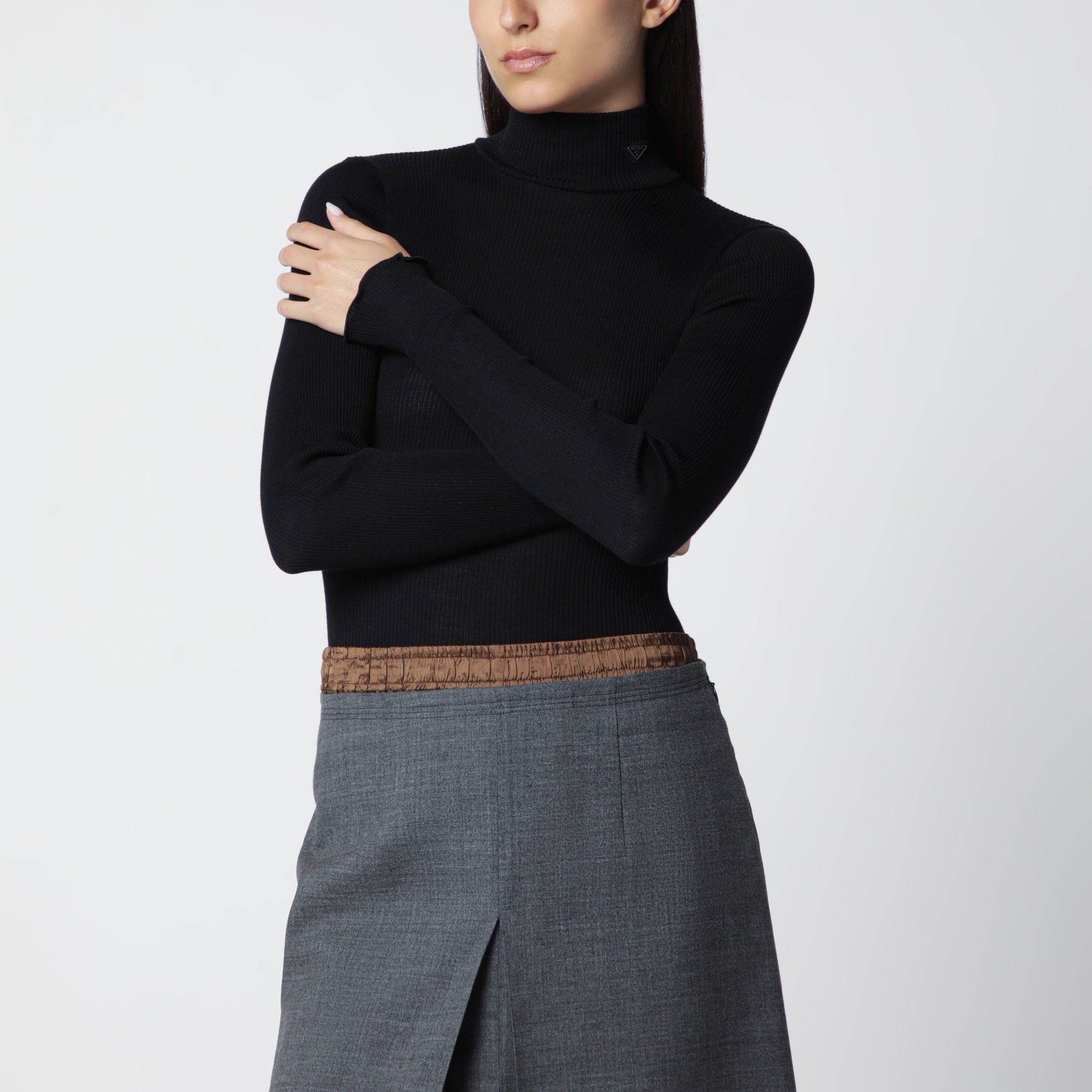 Schwarzer gerippter Rollkragenpullover mit Dreieckslogo