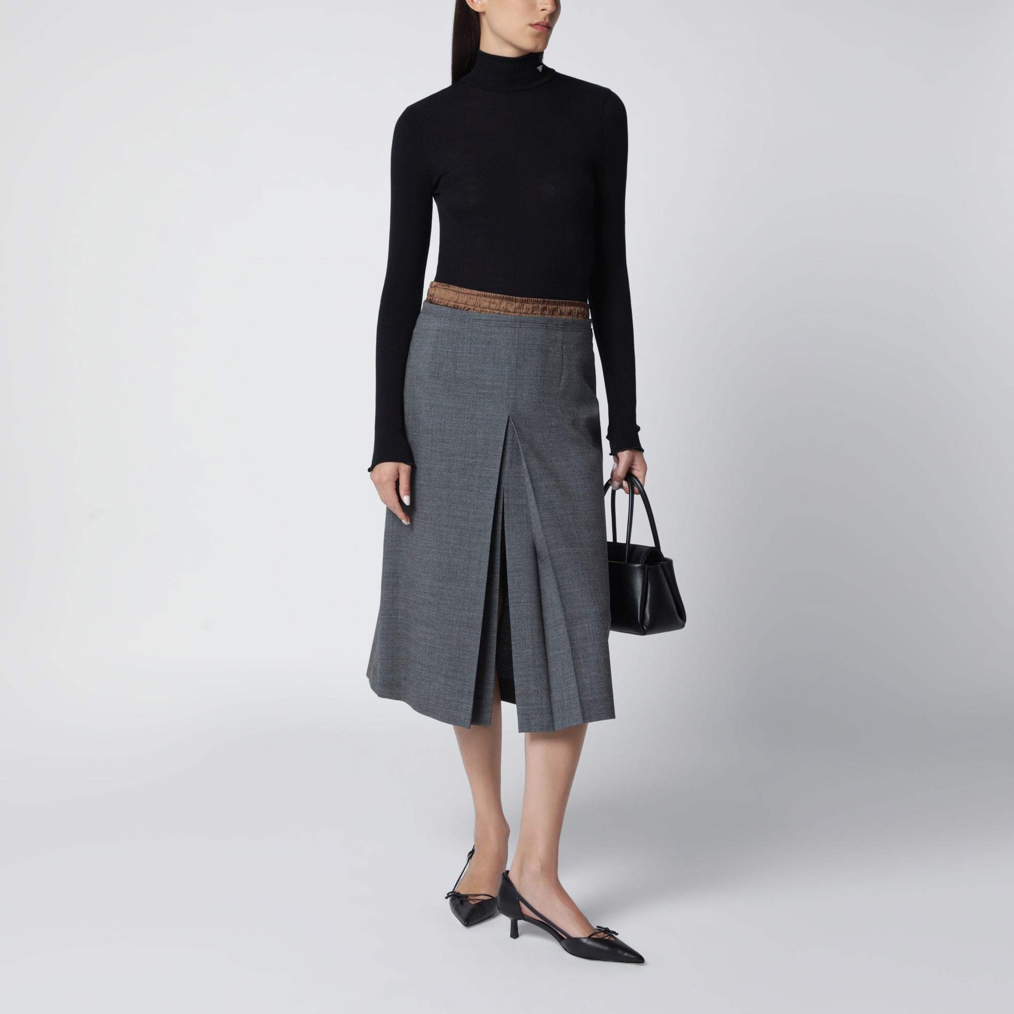 Schwarzer gerippter Rollkragenpullover mit Dreieckslogo
