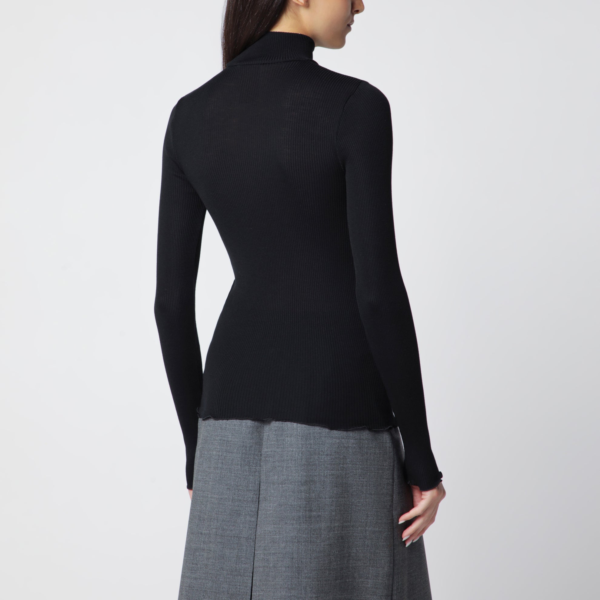 Schwarzer gerippter Rollkragenpullover mit Dreieckslogo