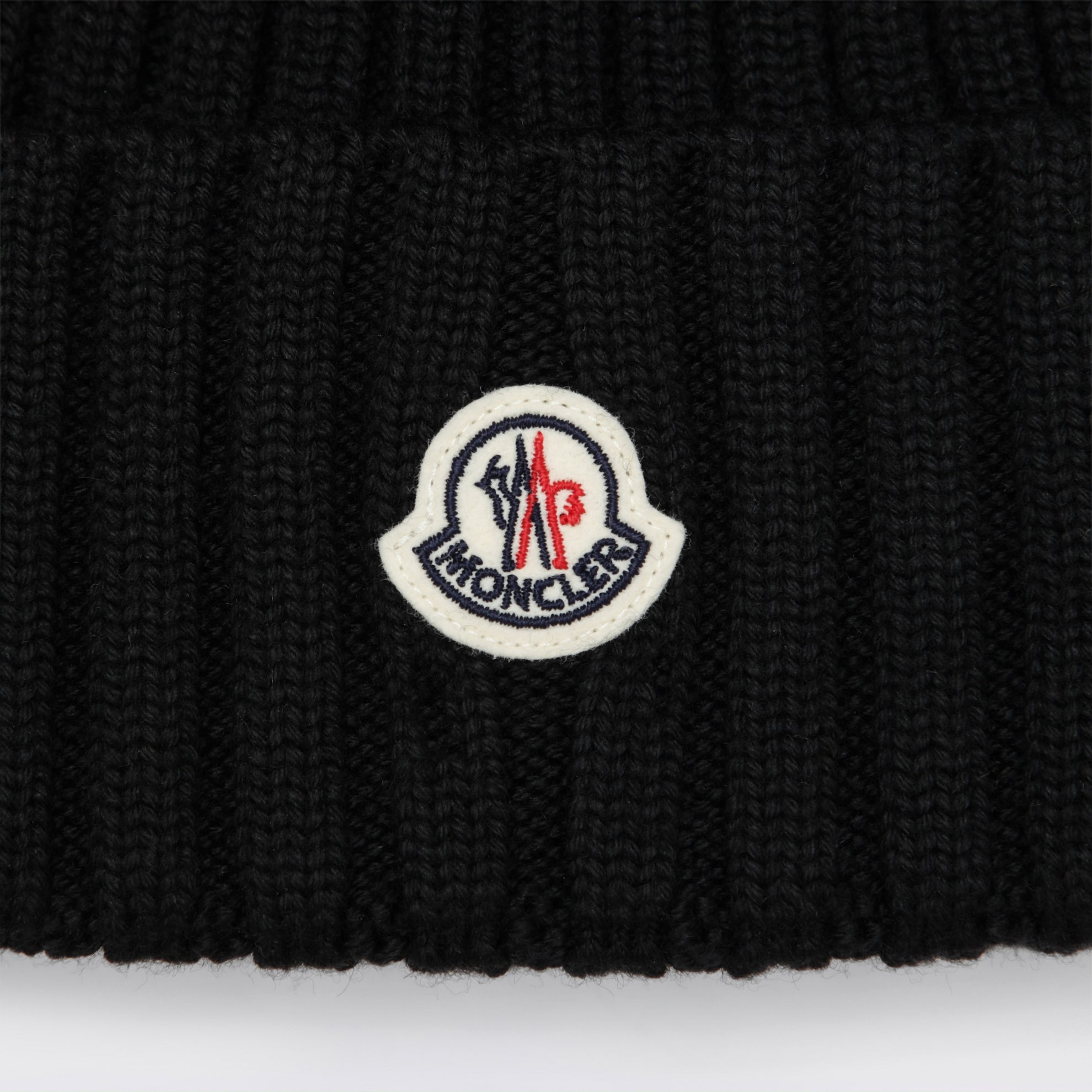 Bonnet noir en laine avec pompon