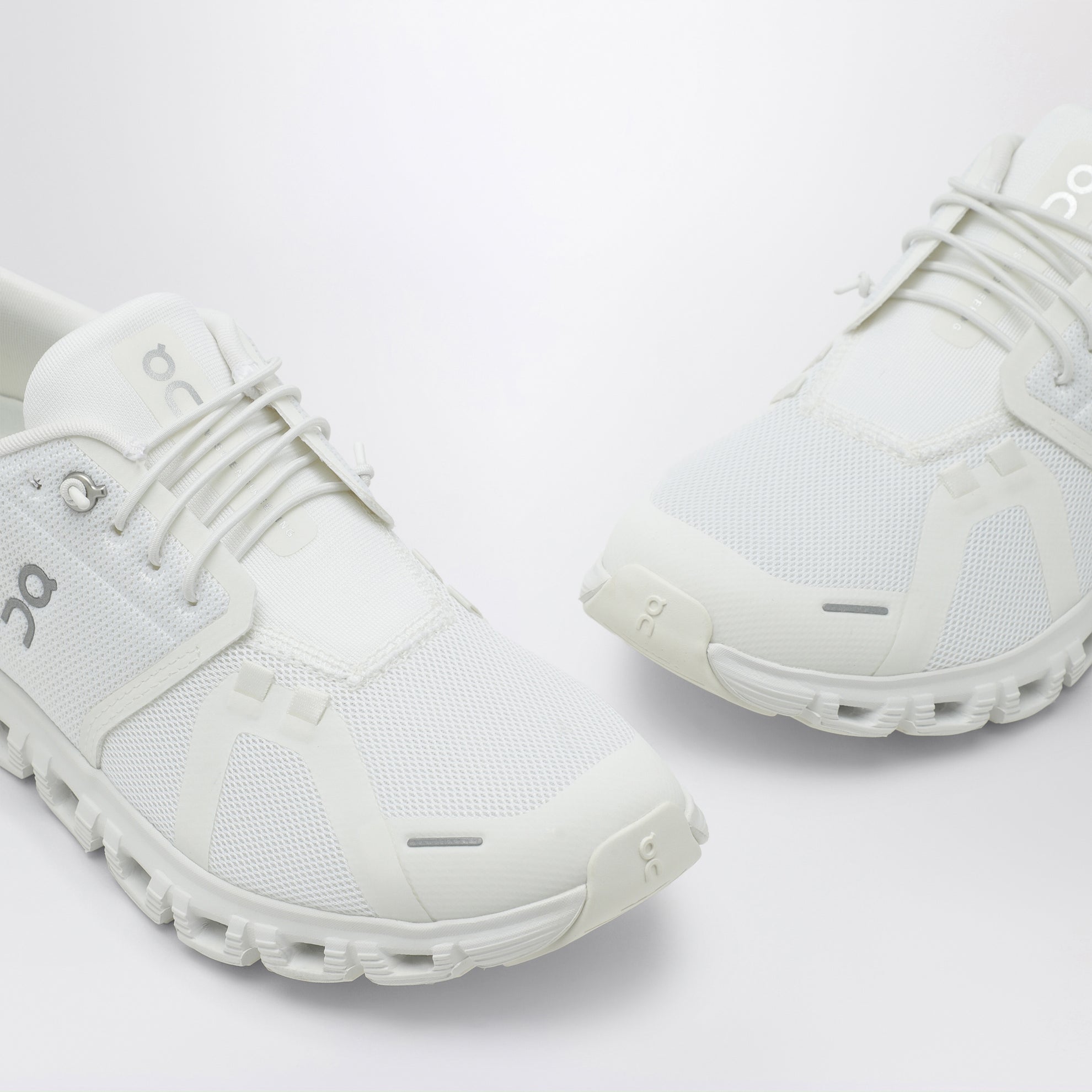 Cloud 6 sneakers in White
