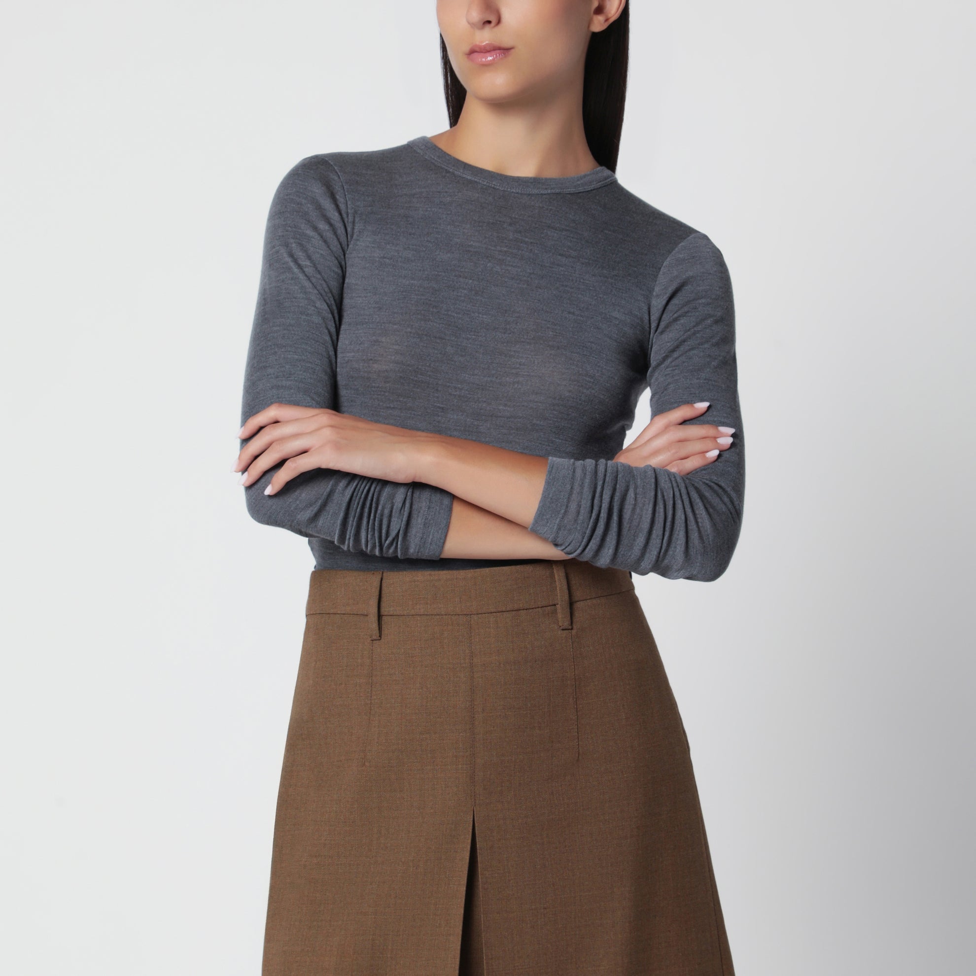 Grauer Feinstrickpullover aus Wolle