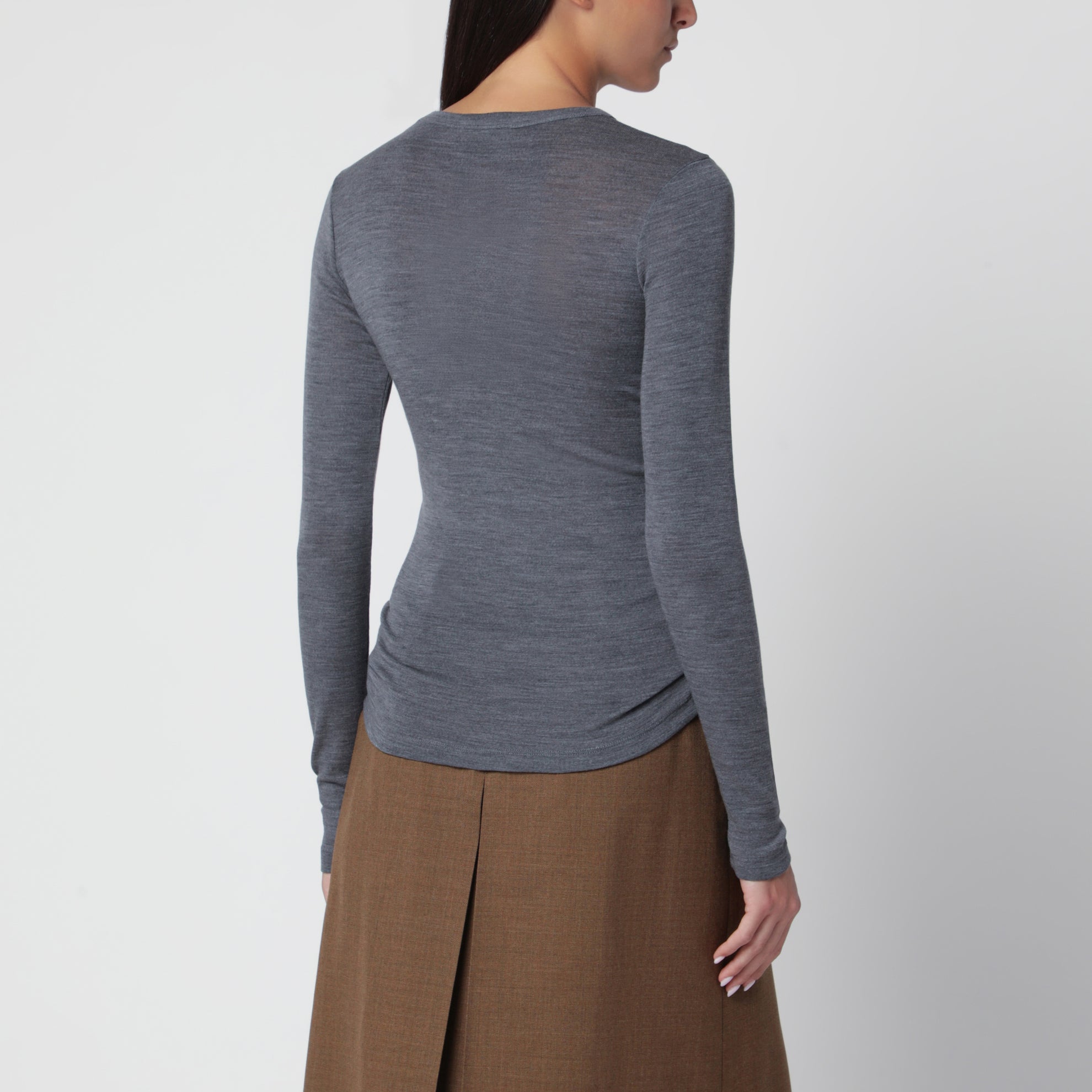Grauer Feinstrickpullover aus Wolle