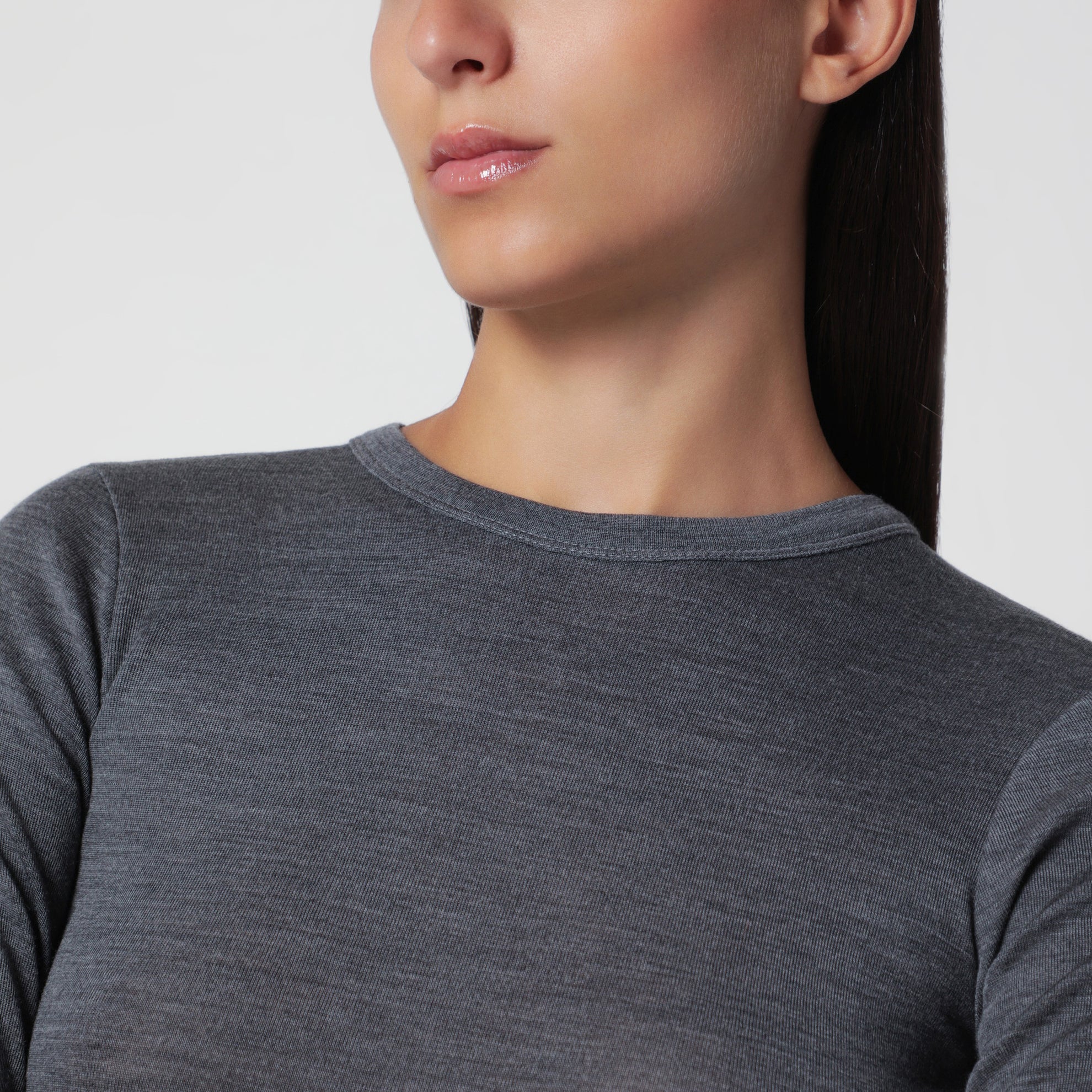 Grauer Feinstrickpullover aus Wolle
