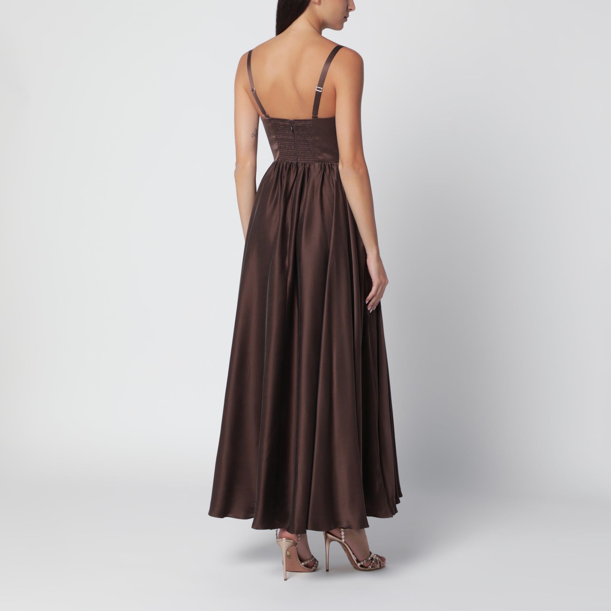 Langes drapiertes Seidenkleid in Bitter Chocolate