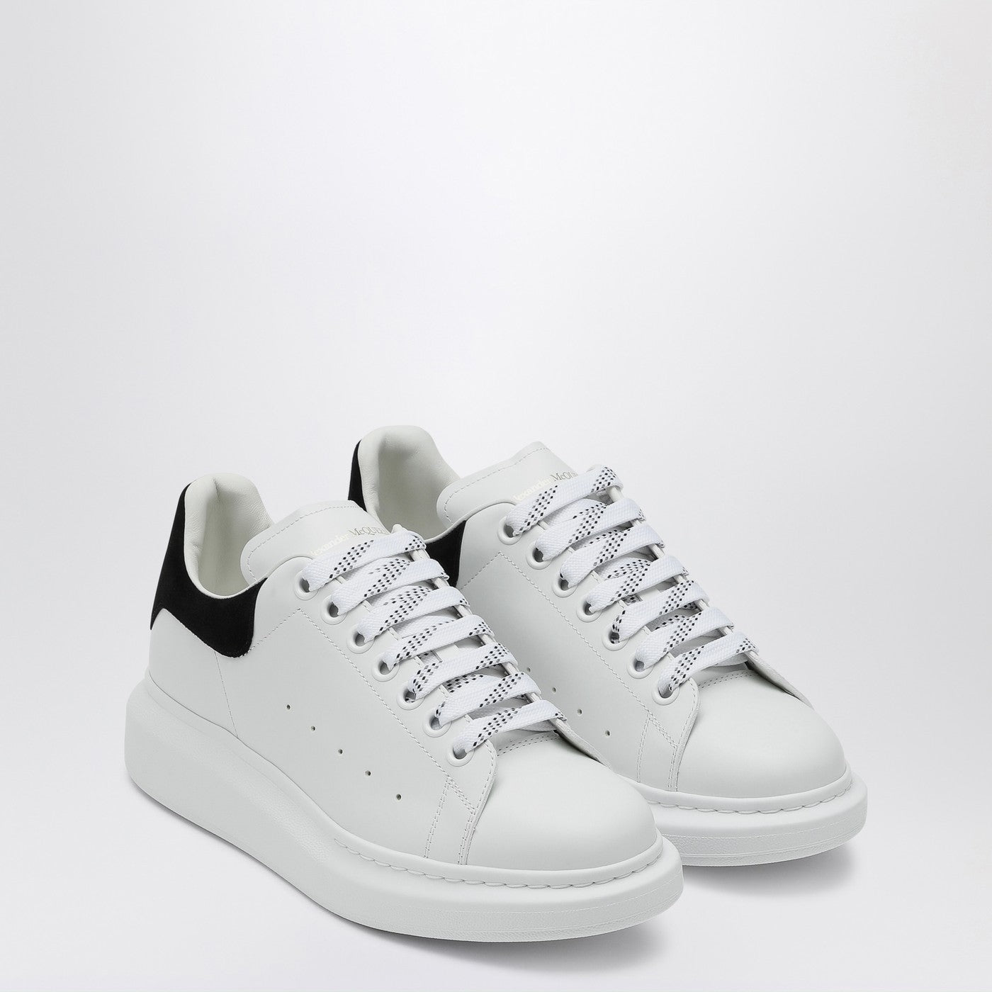 Sneakers Oversize bianca e nera
