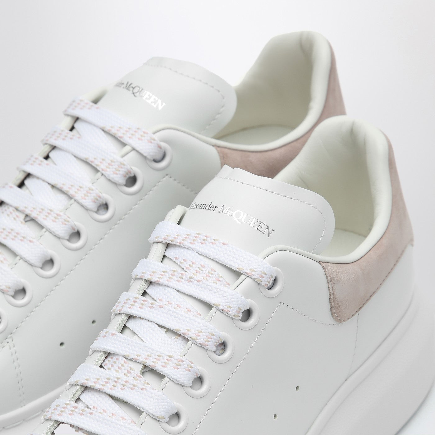 Weißer und Patchoulifarbener Oversize-Sneakers