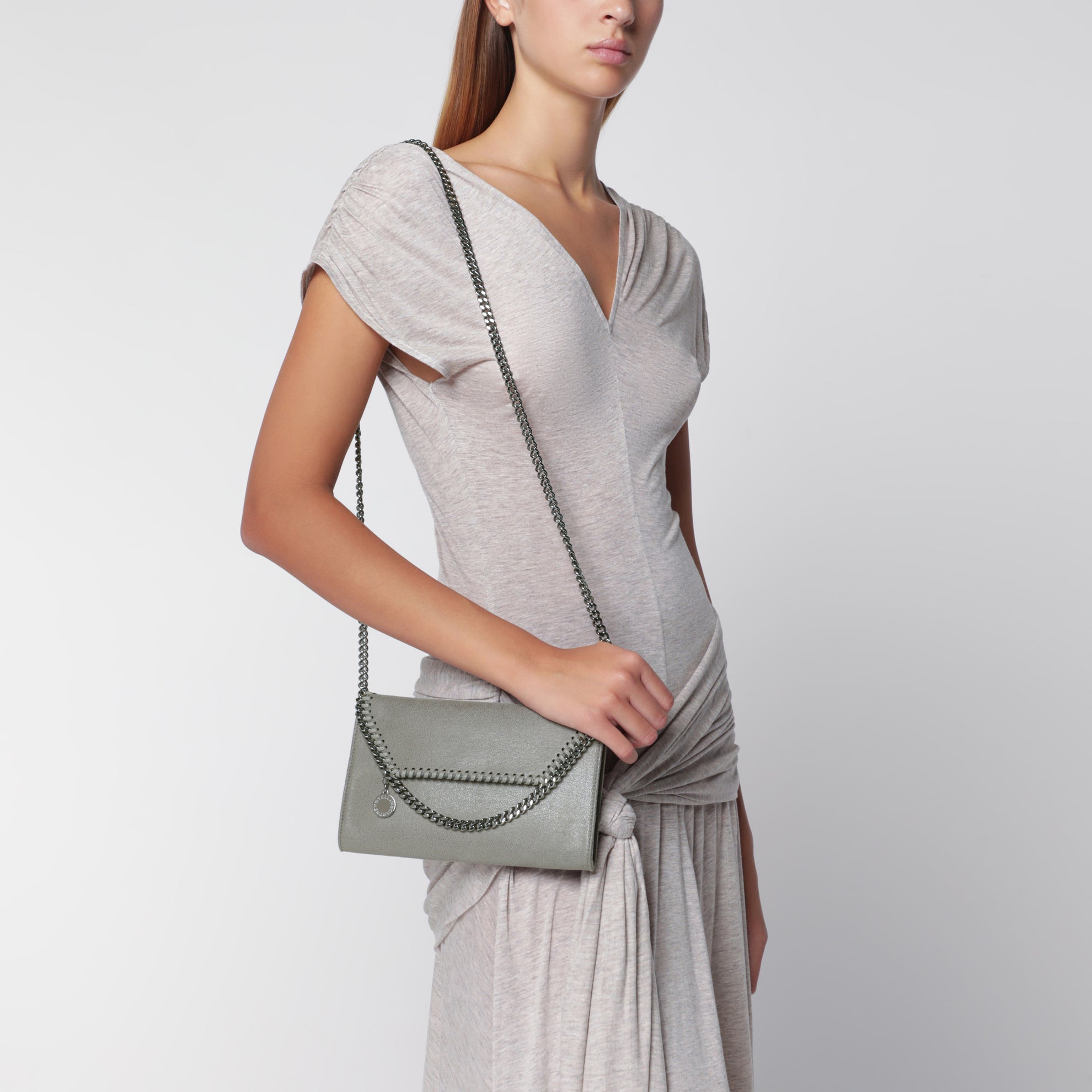 Hellgraue Falabella Umhängetasche in Brieftaschenform