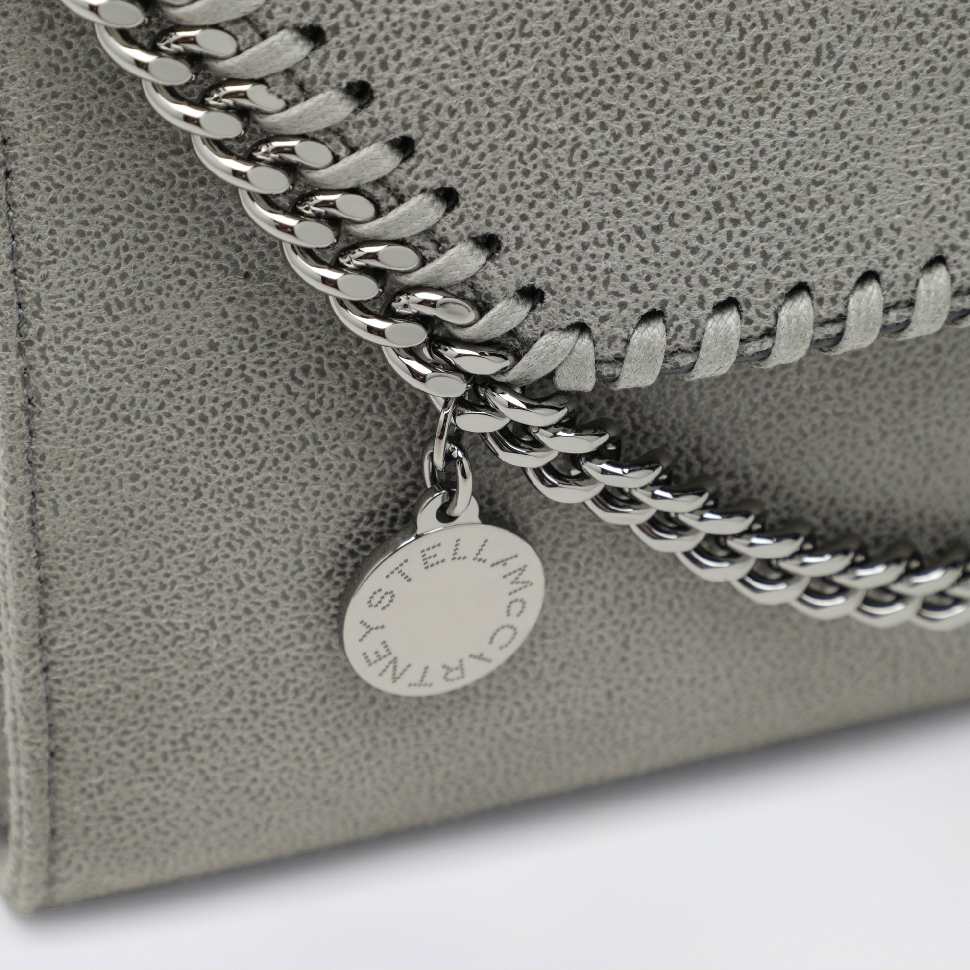 Hellgraue Falabella Umhängetasche in Brieftaschenform