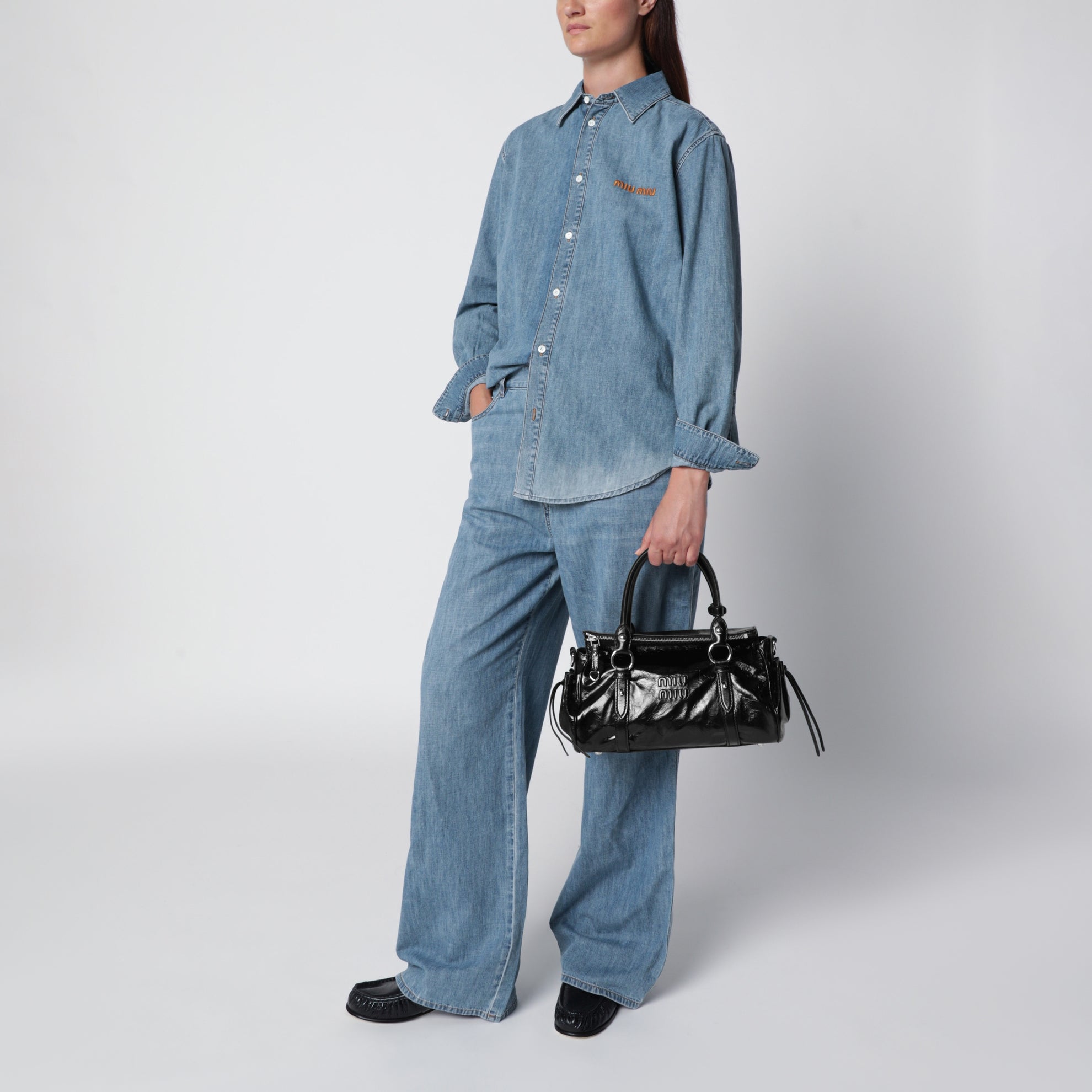 sac à main en cuir noir brillant