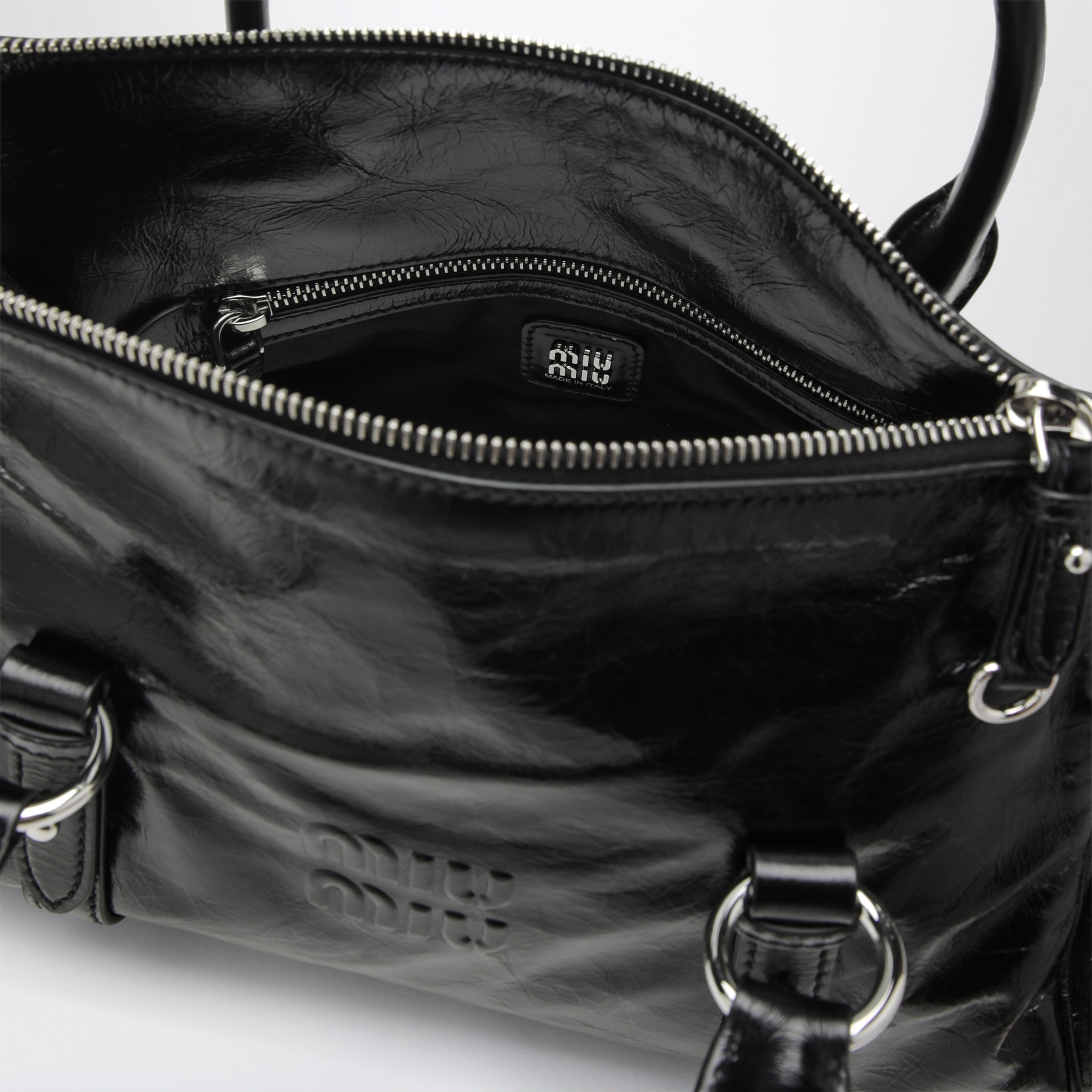 sac à main en cuir noir brillant