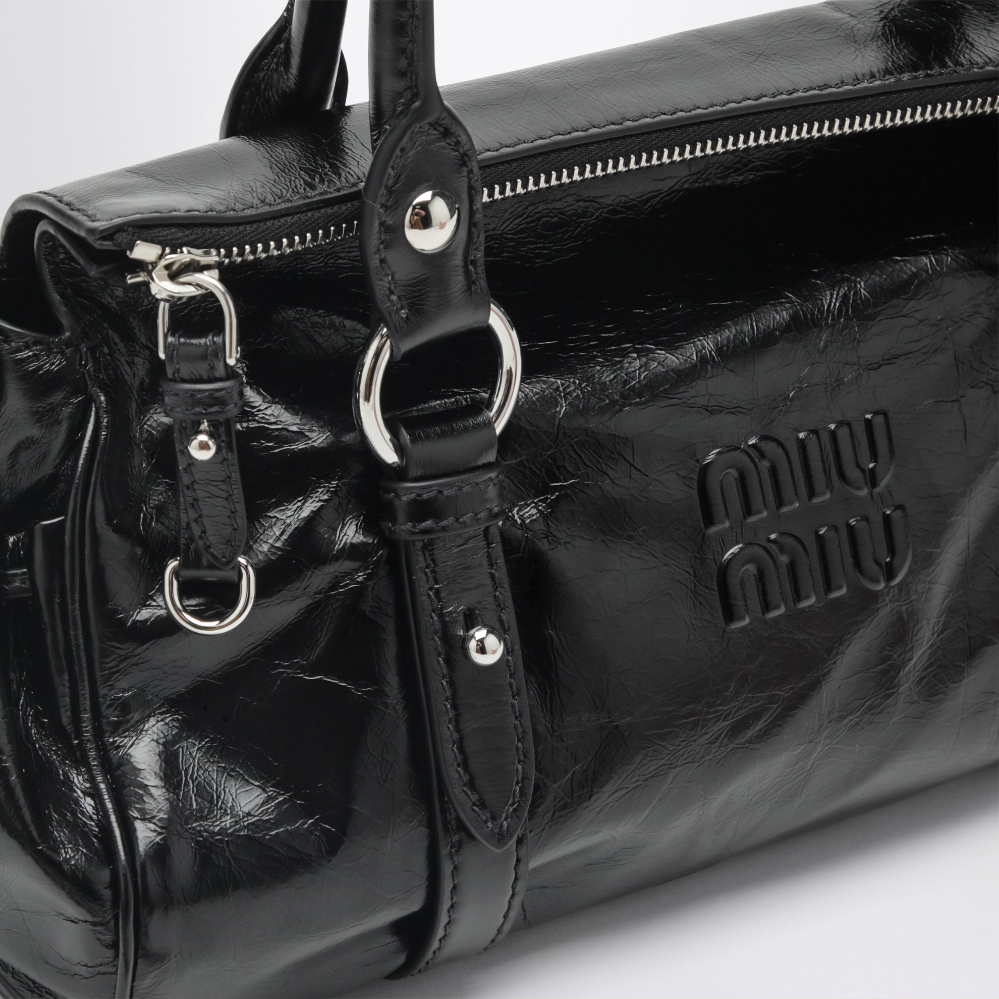 sac à main en cuir noir brillant