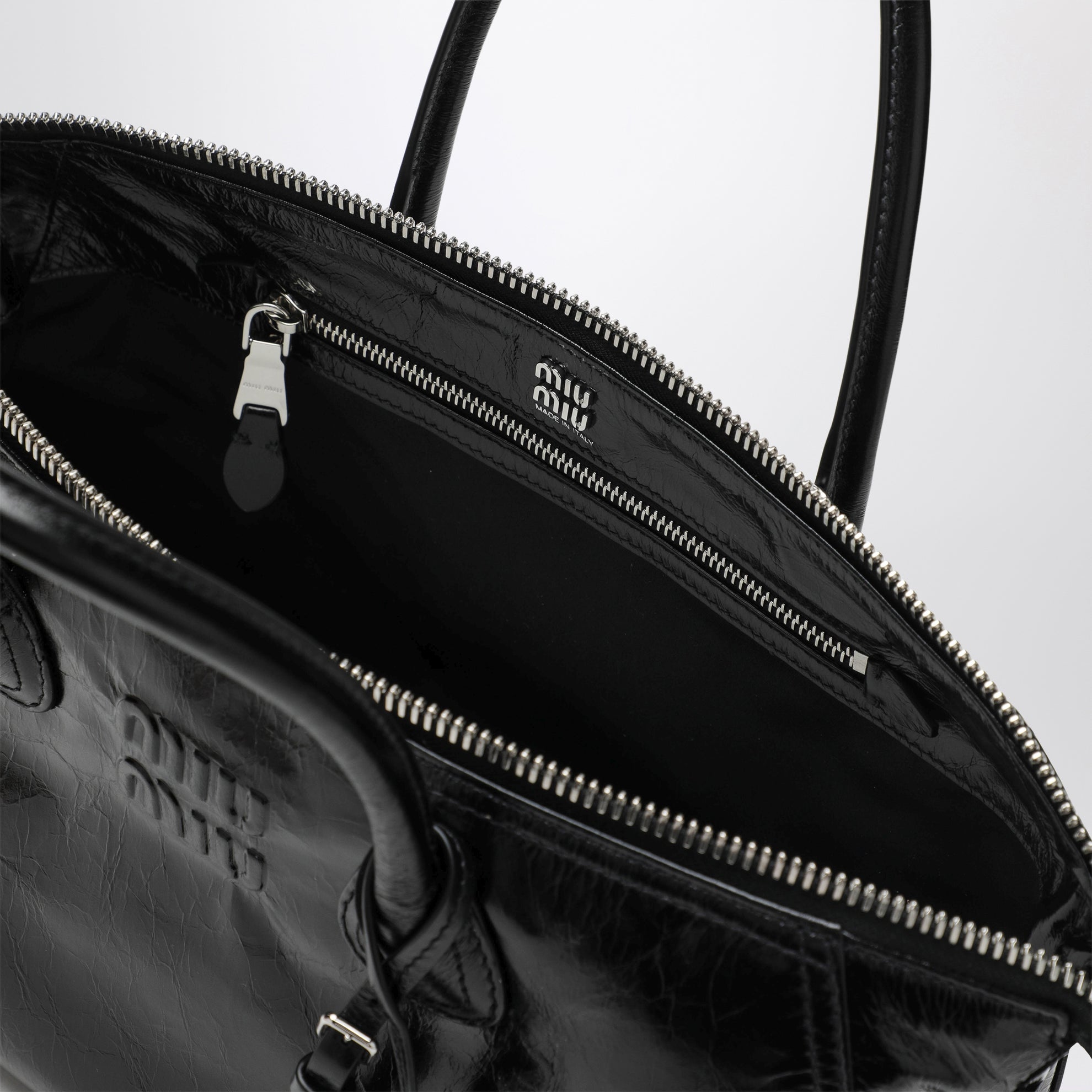 Borsa a mano in pelle lucida nera