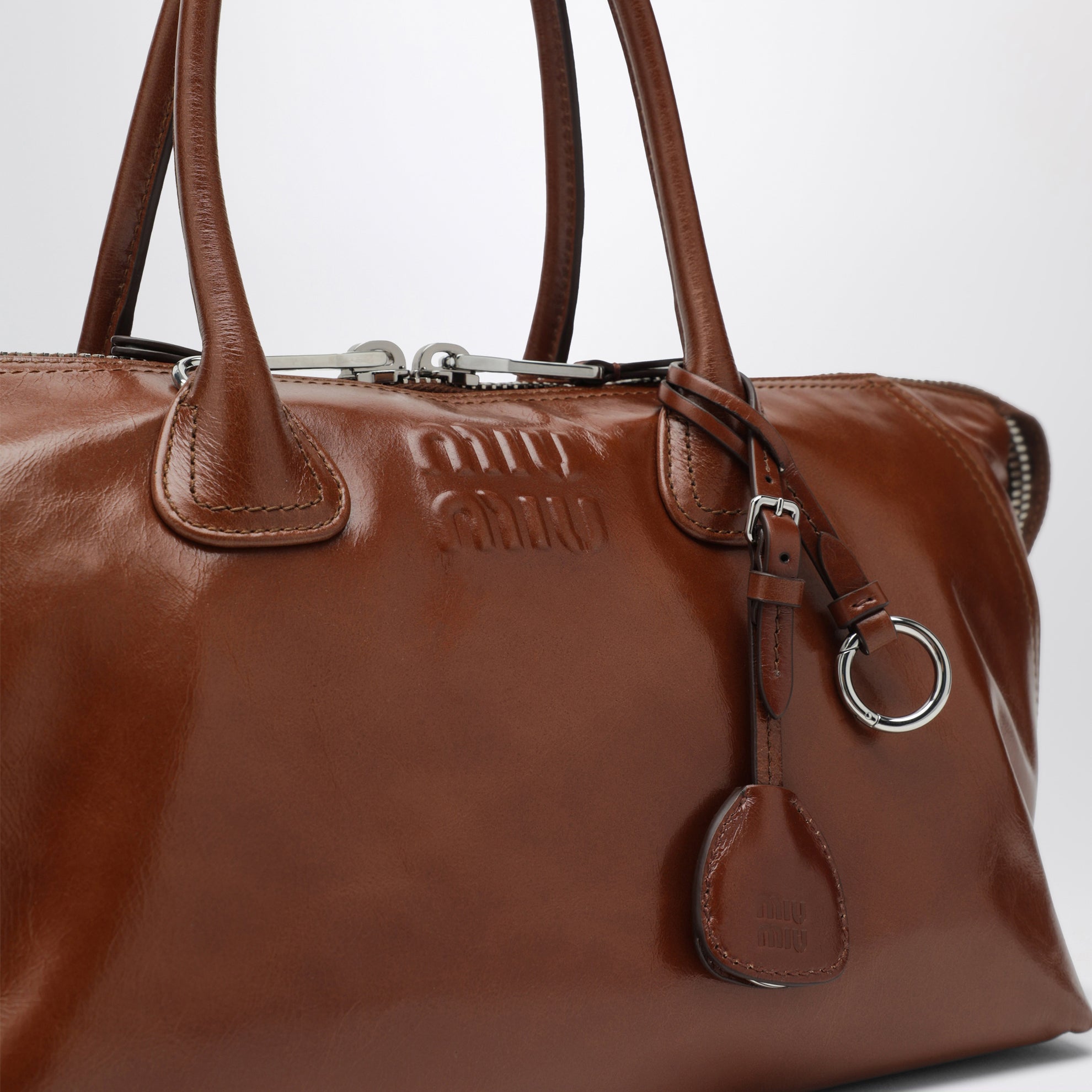 Borsa a mano in pelle lucida marrone