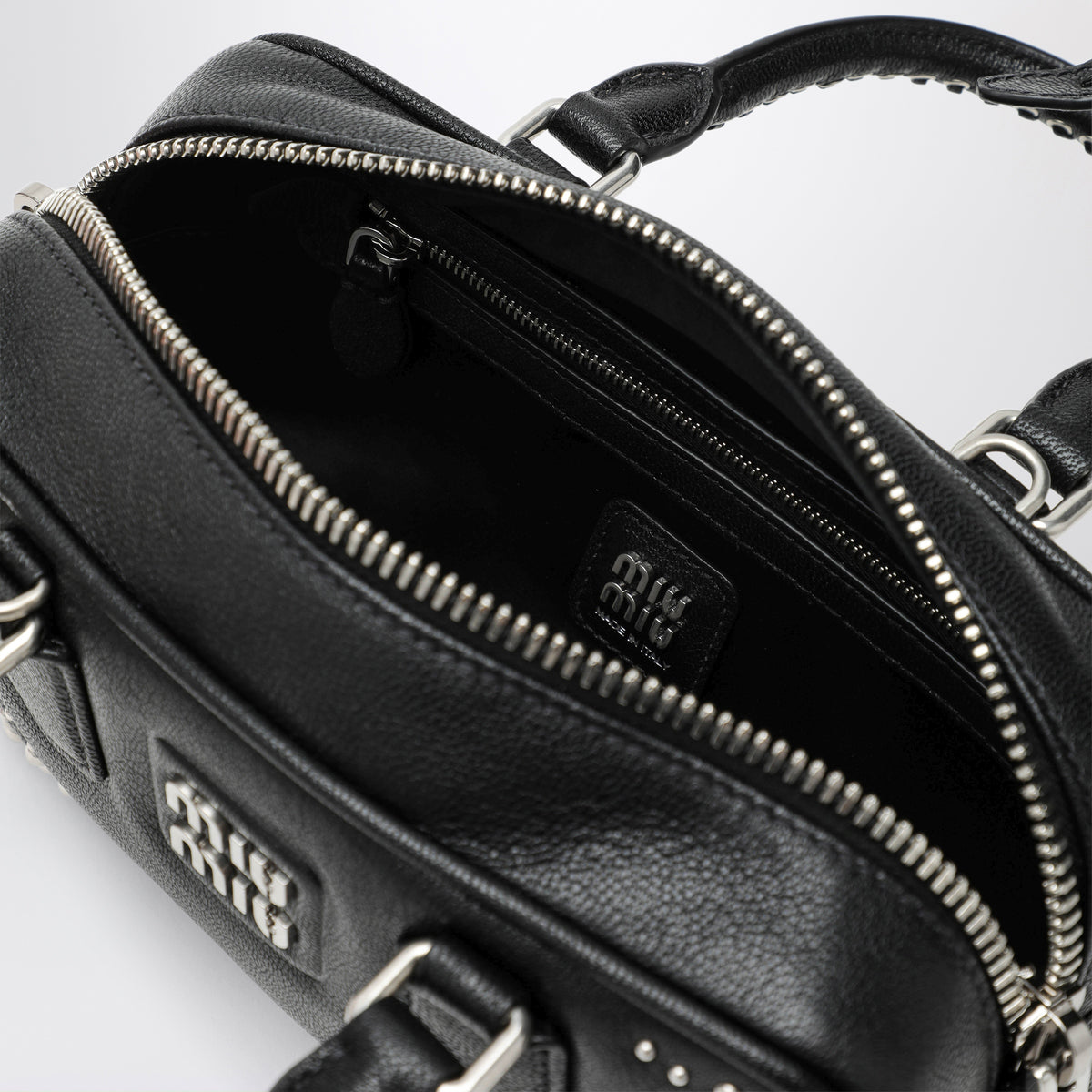 Borsa Arcadie nera in pelle con borchie