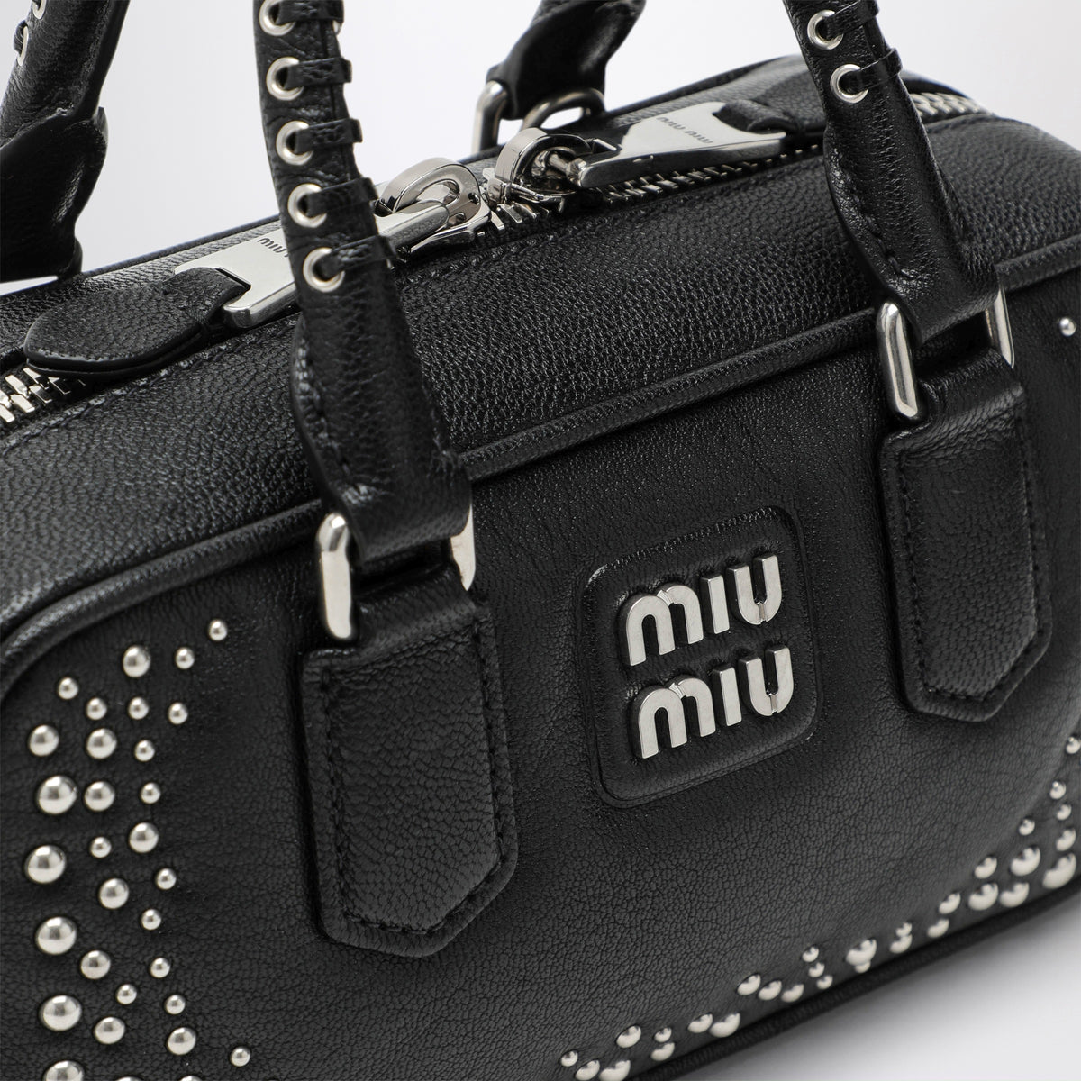 Borsa Arcadie nera in pelle con borchie