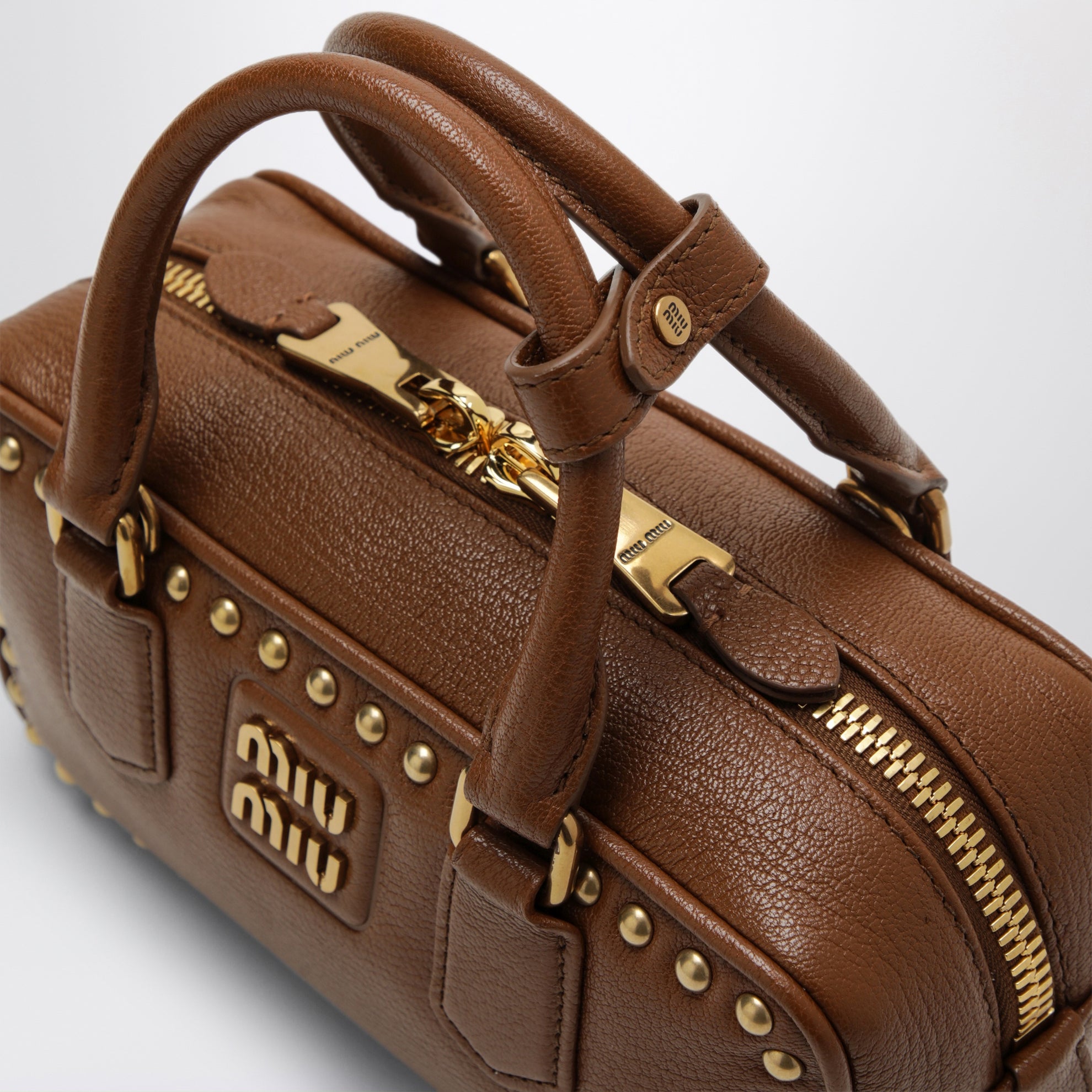 Sac Arcadie en cuir nappa Brandy avec clous
