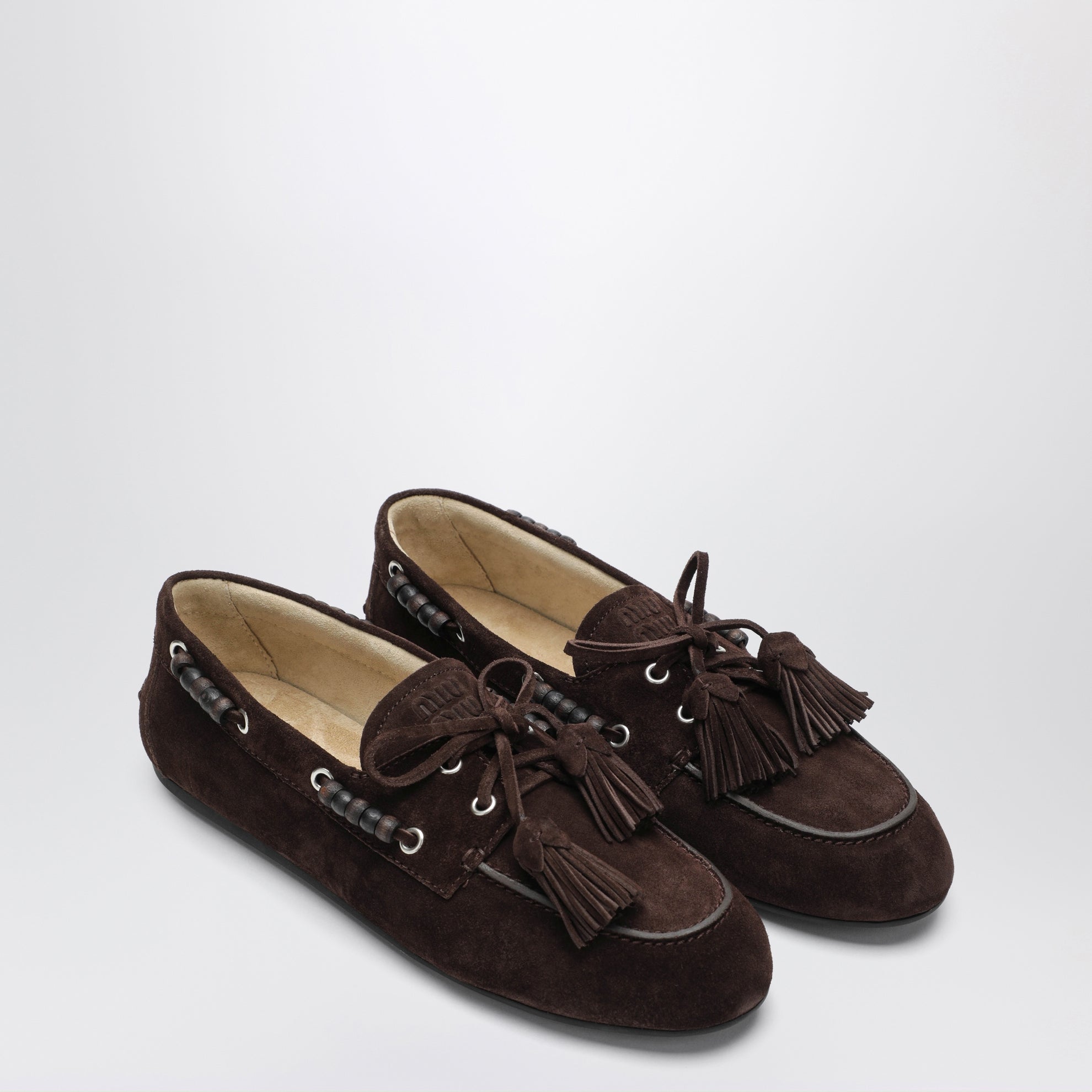 Deck shoes in suede with dark brown tassels