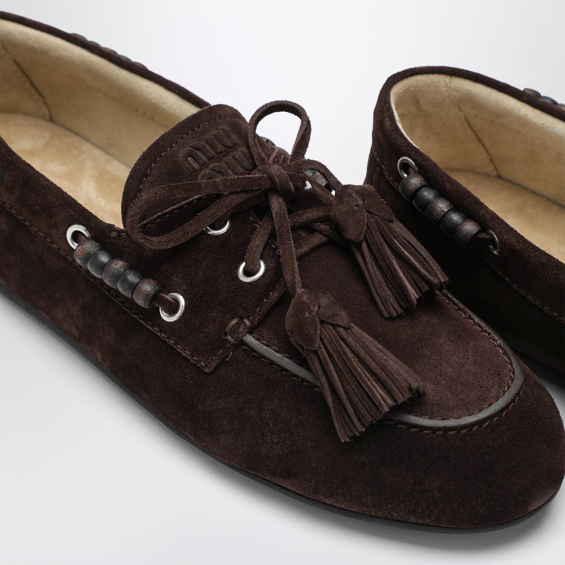 Deck shoes in suede with dark brown tassels