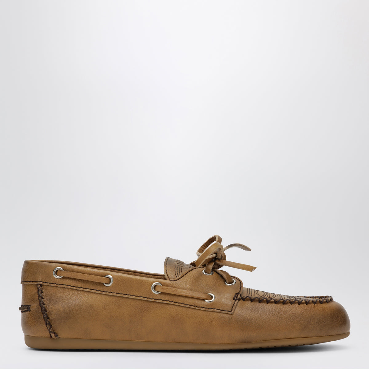 Chaussures bateau marron en cuir avec broderie