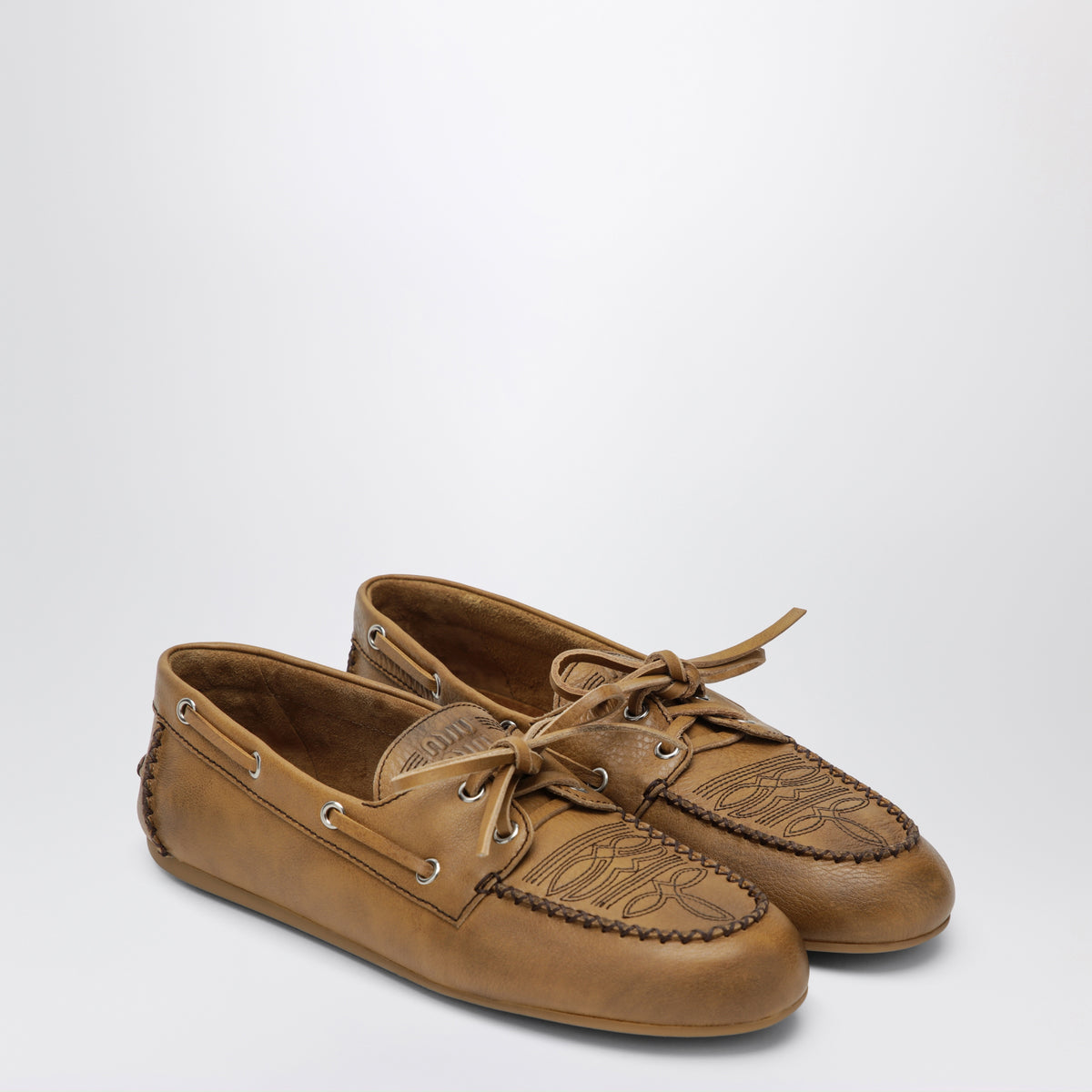 Chaussures bateau marron en cuir avec broderie