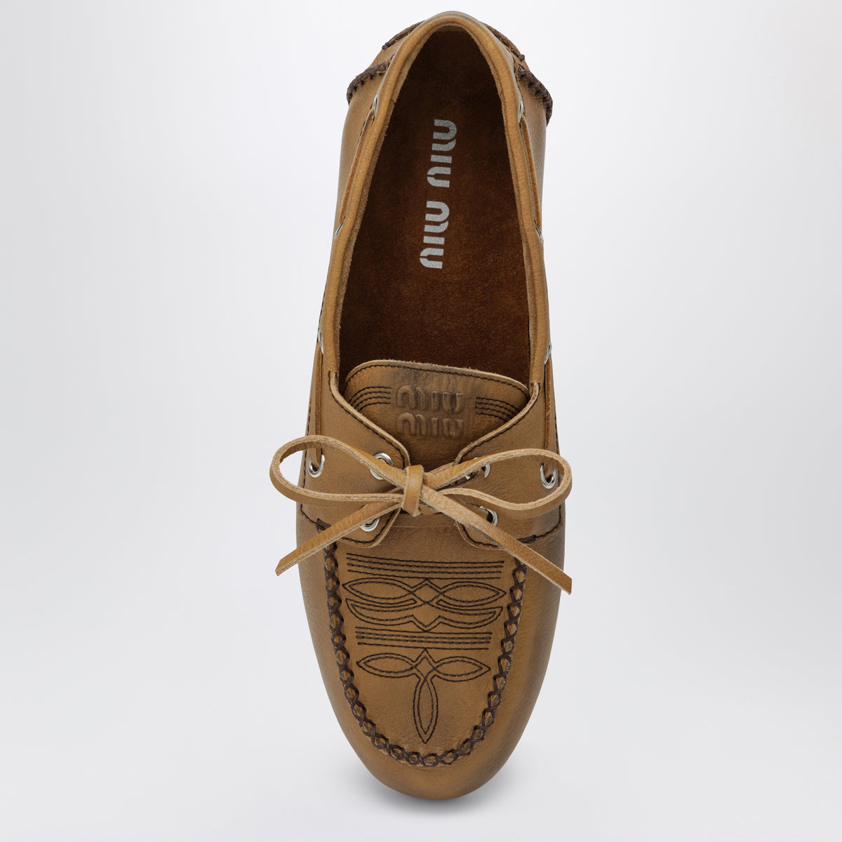 Chaussures bateau marron en cuir avec broderie