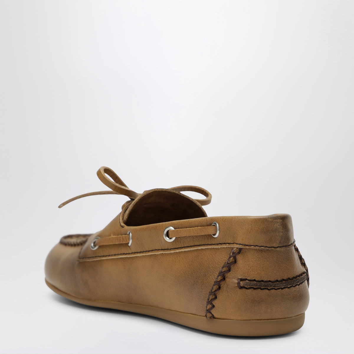 Chaussures bateau marron en cuir avec broderie