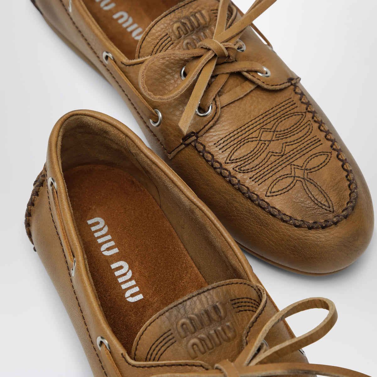 Chaussures bateau marron en cuir avec broderie