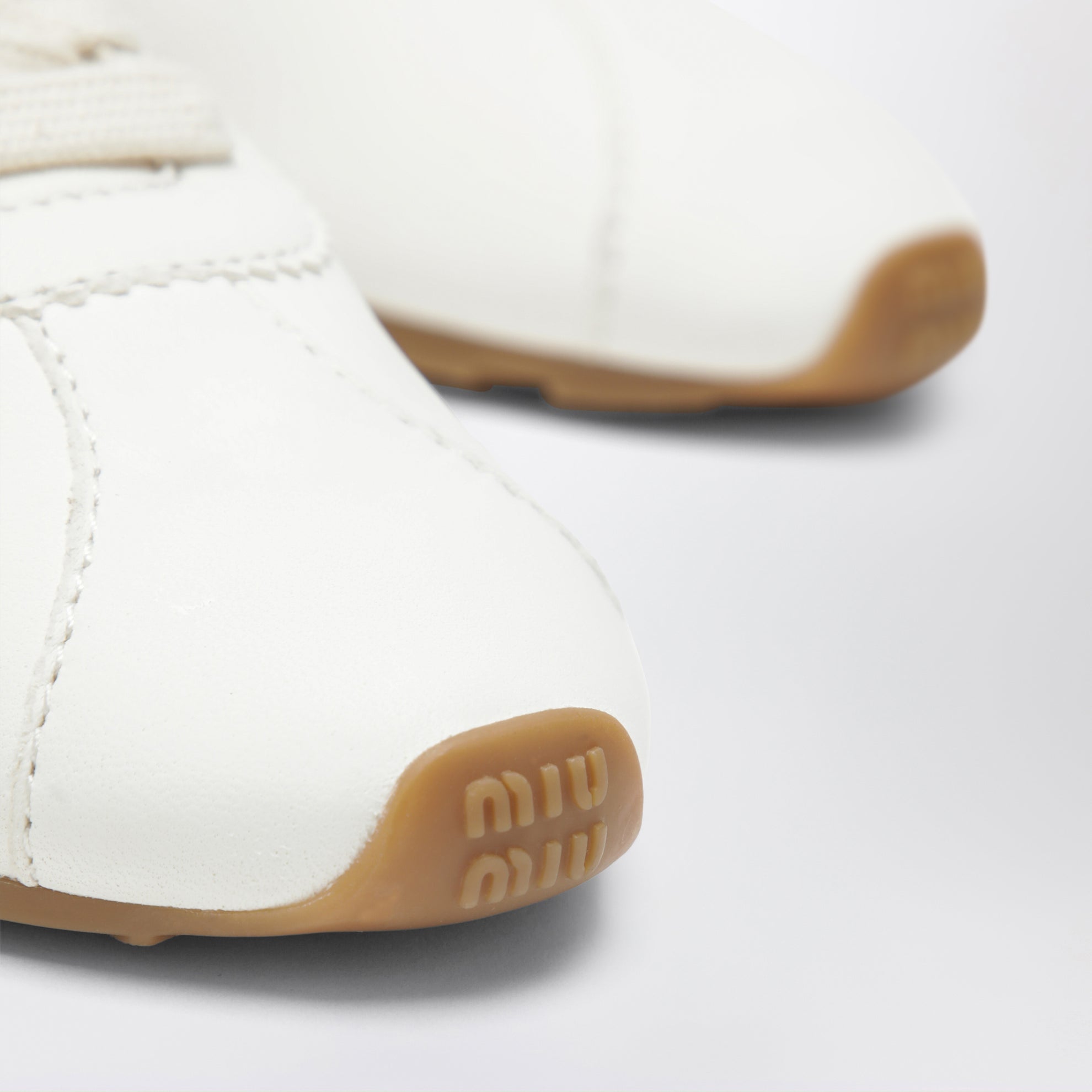Plume elfenbeinfarbene Nappa-Sneaker