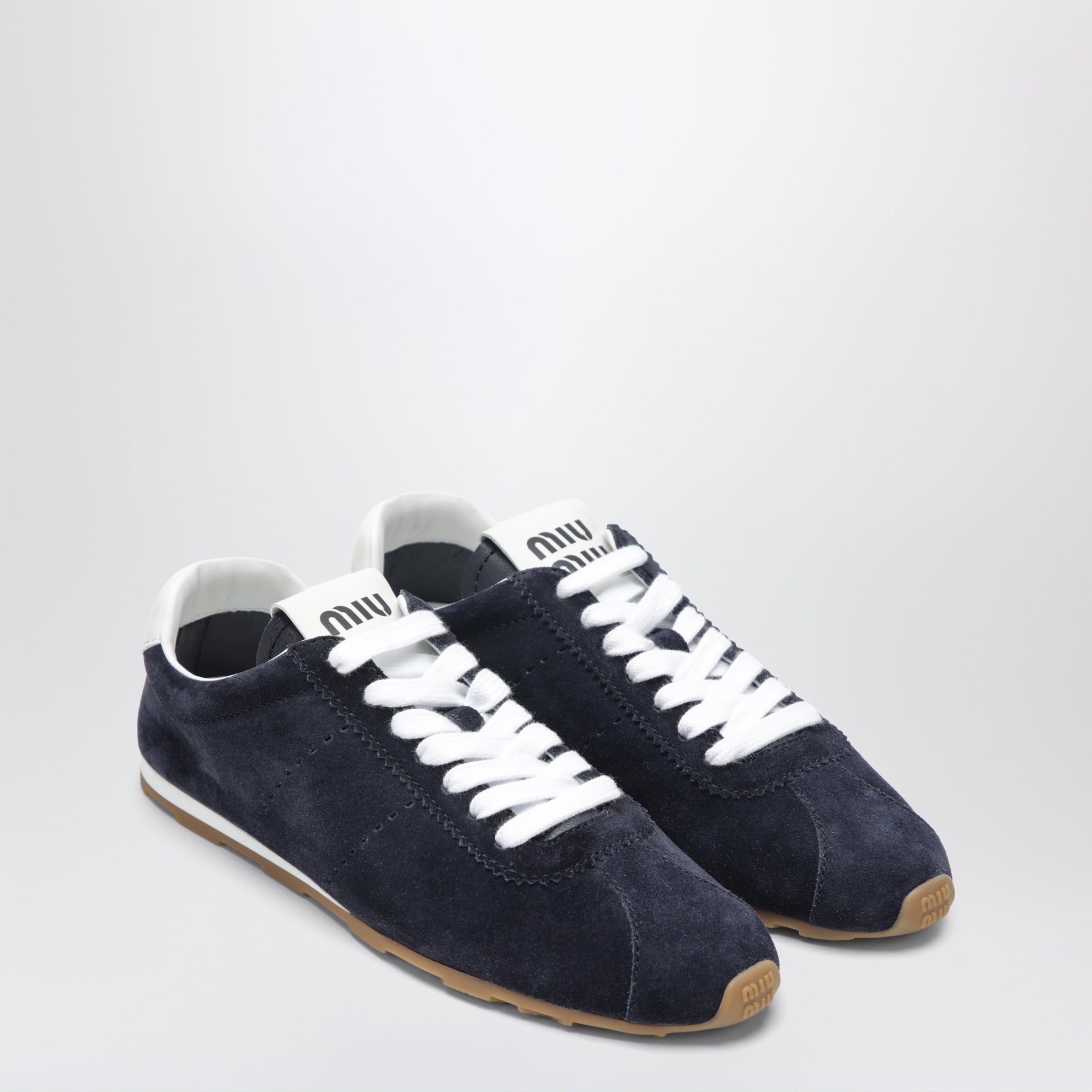 Baskets en daim bleu plume