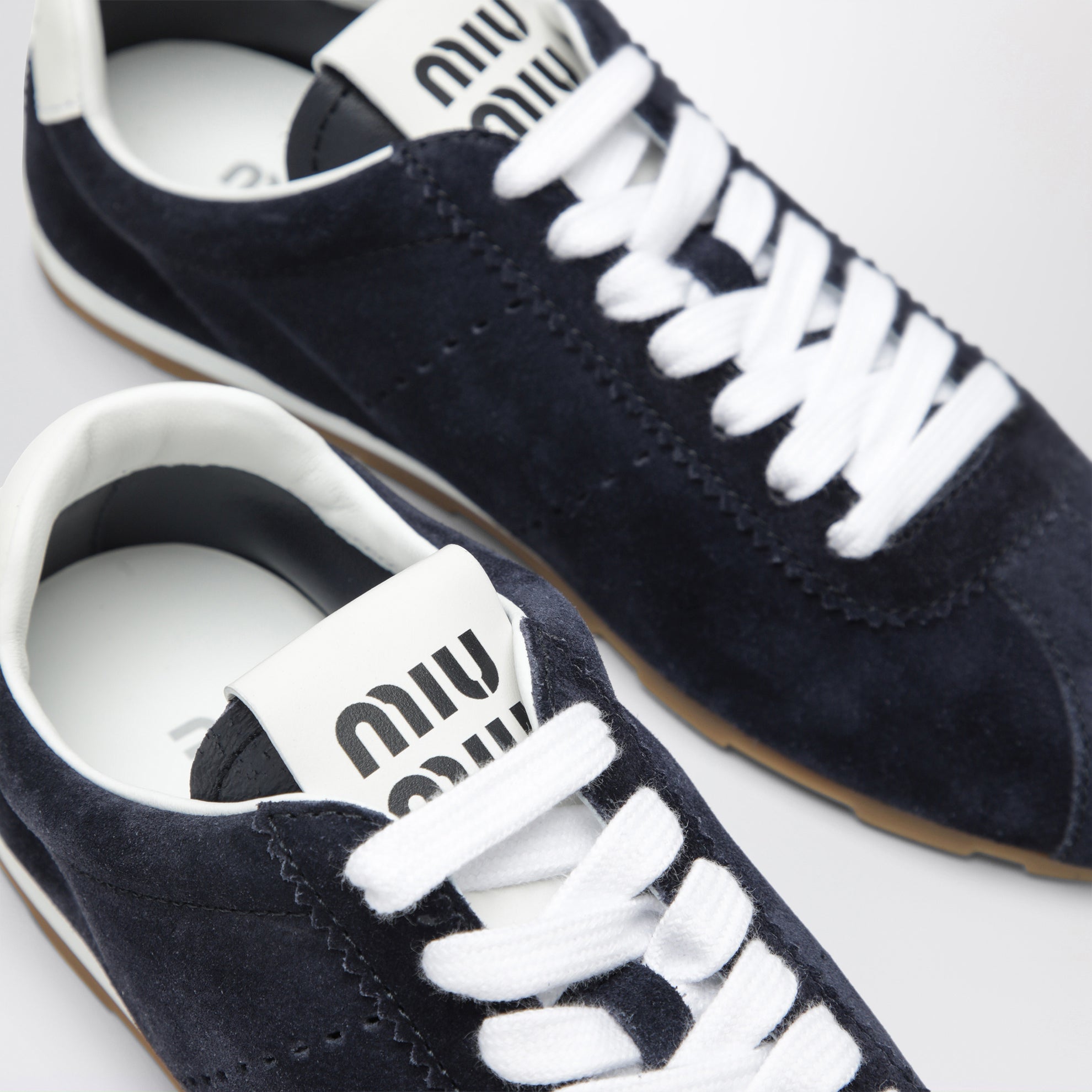 Baskets en daim bleu plume