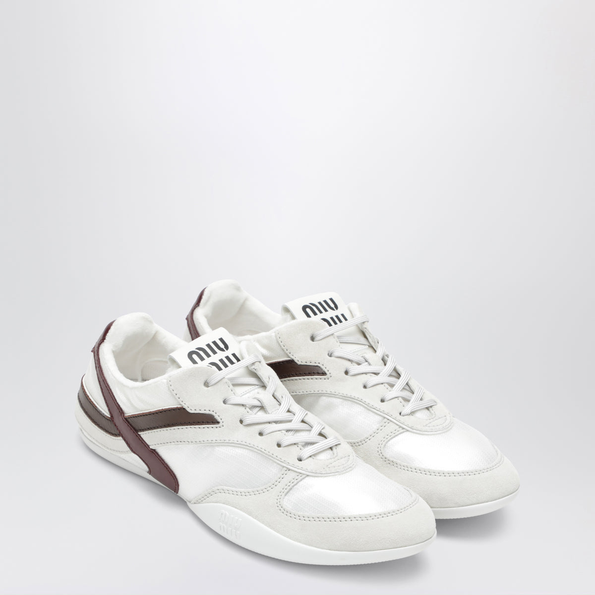 Gymnasium sneakers in white and amaranth in technical fabric and suede