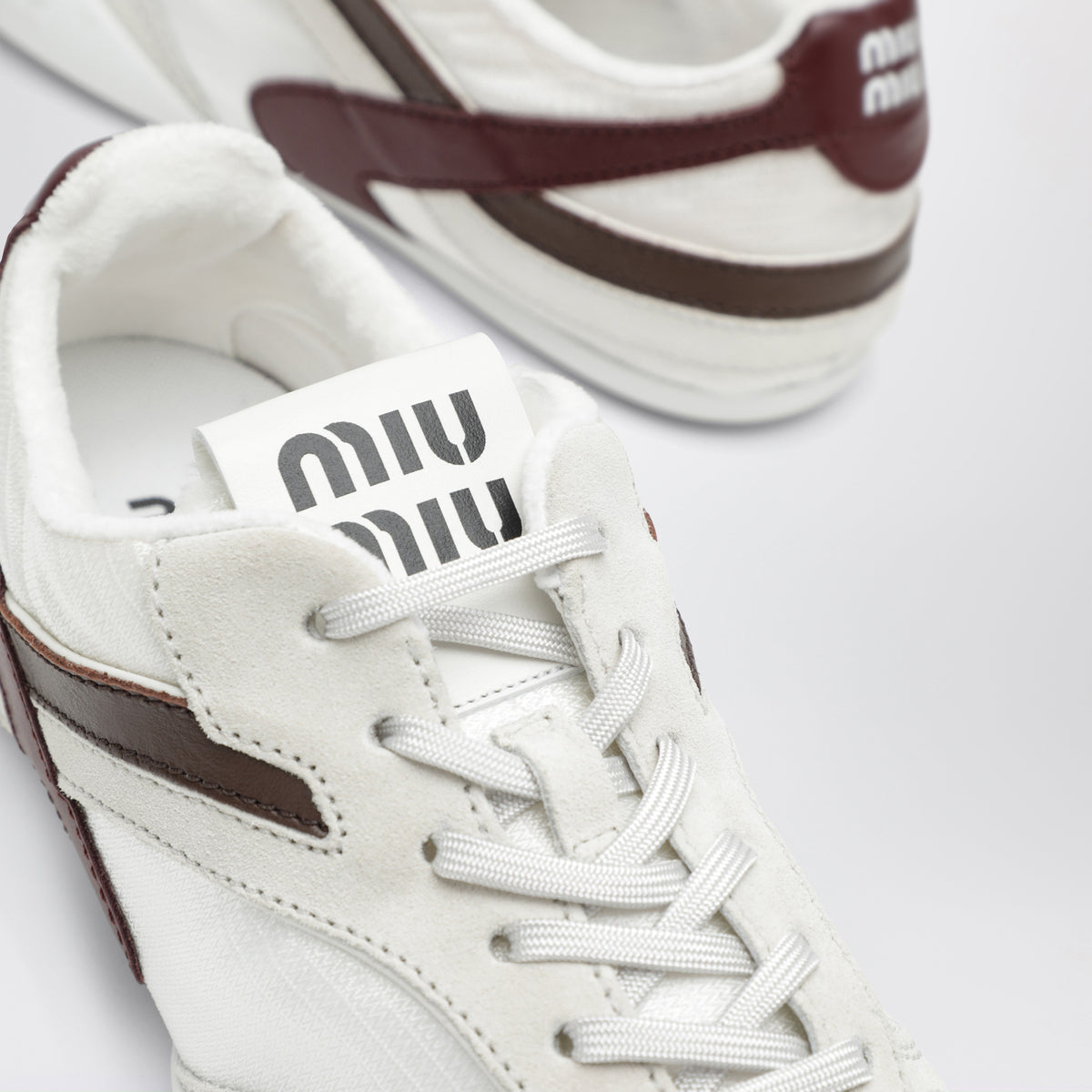 Gymnasium sneakers in white and amaranth in technical fabric and suede
