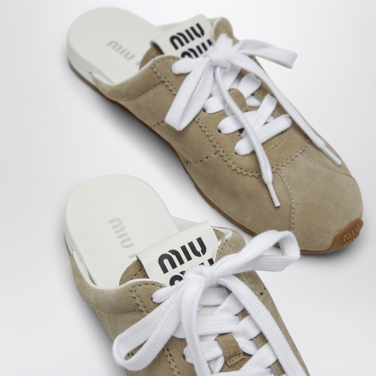 Sabot Plume color deserto in pelle scamosciata